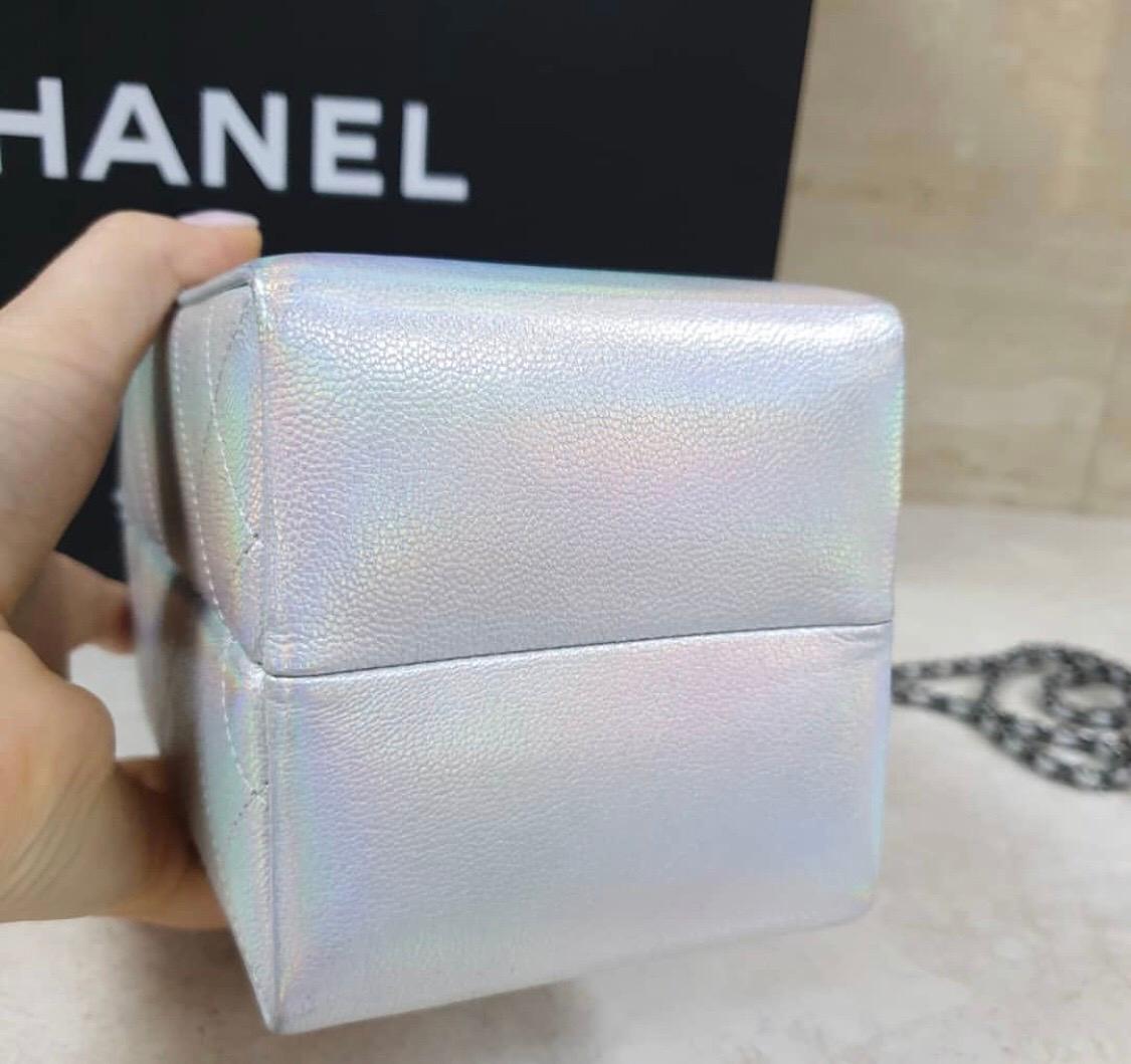 Chanel Lait De Coco Milchkarton schillernden Silber Leder Cross Body Bag für Damen oder Herren