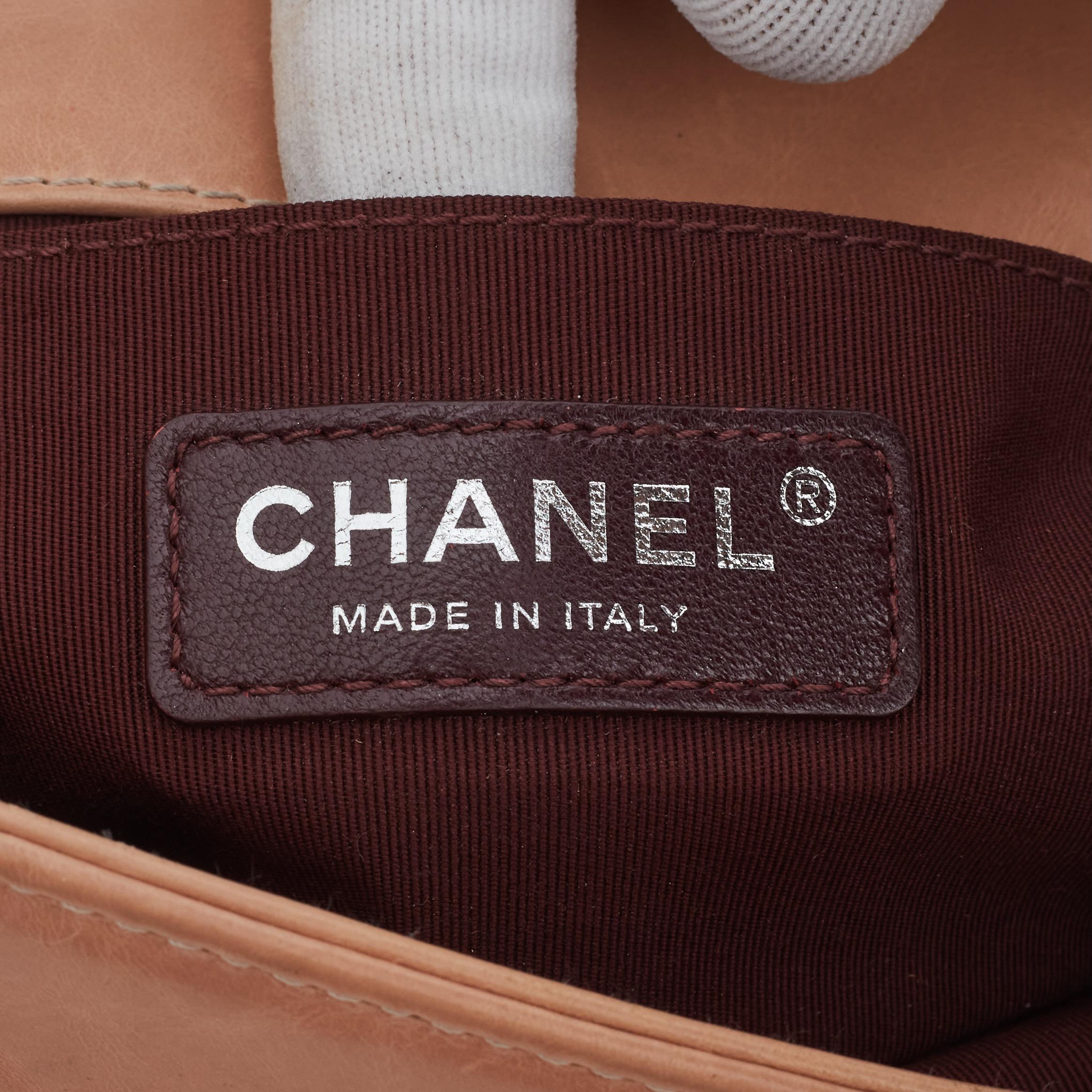 Chanel Sac Boy en cuir d'agneau beige teinté petit (2015) en vente 3