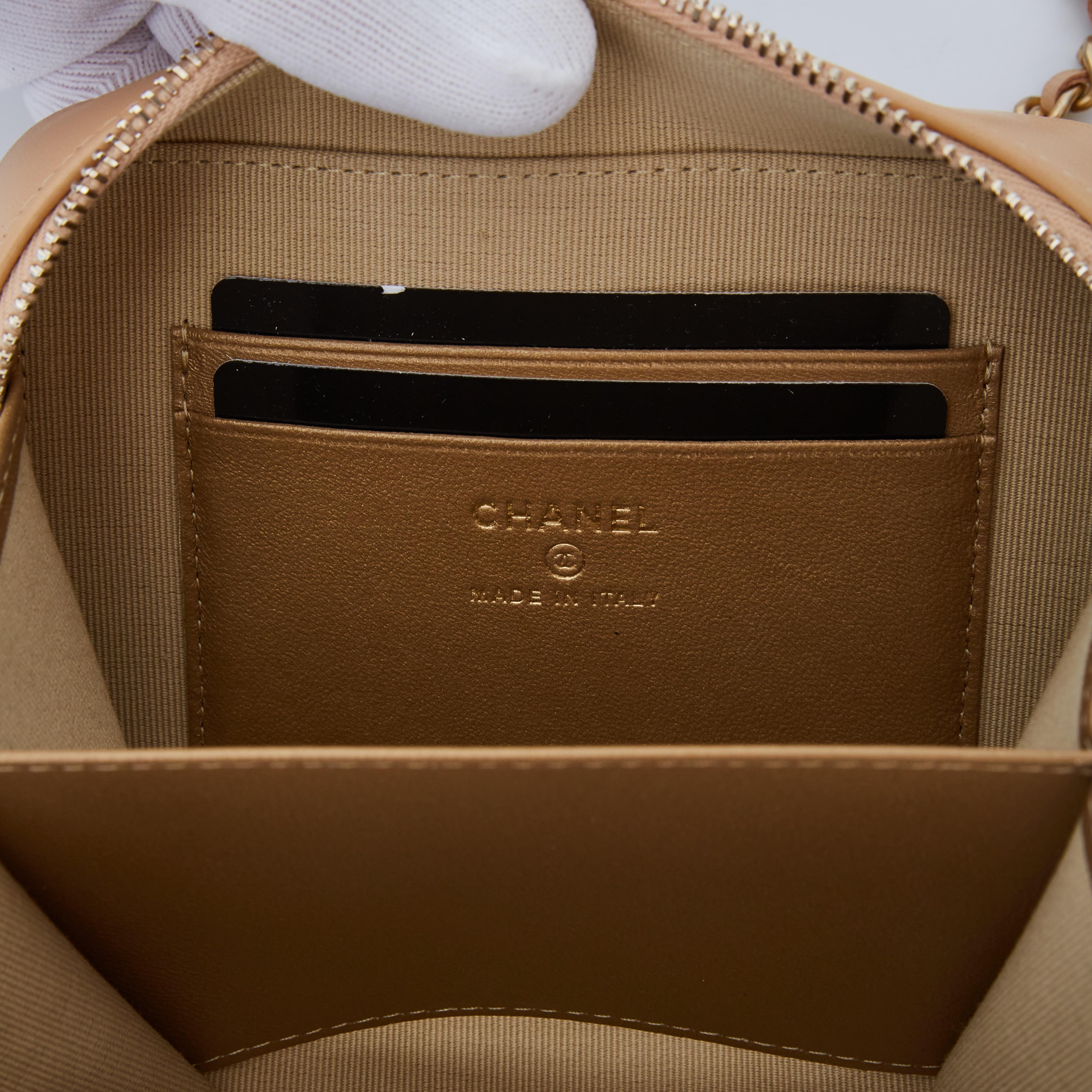 CHANEL Lambskin Beige Quilted CC Pearl Crush Camera Case (2021) In Excellent Condition In Montreal, Quebec