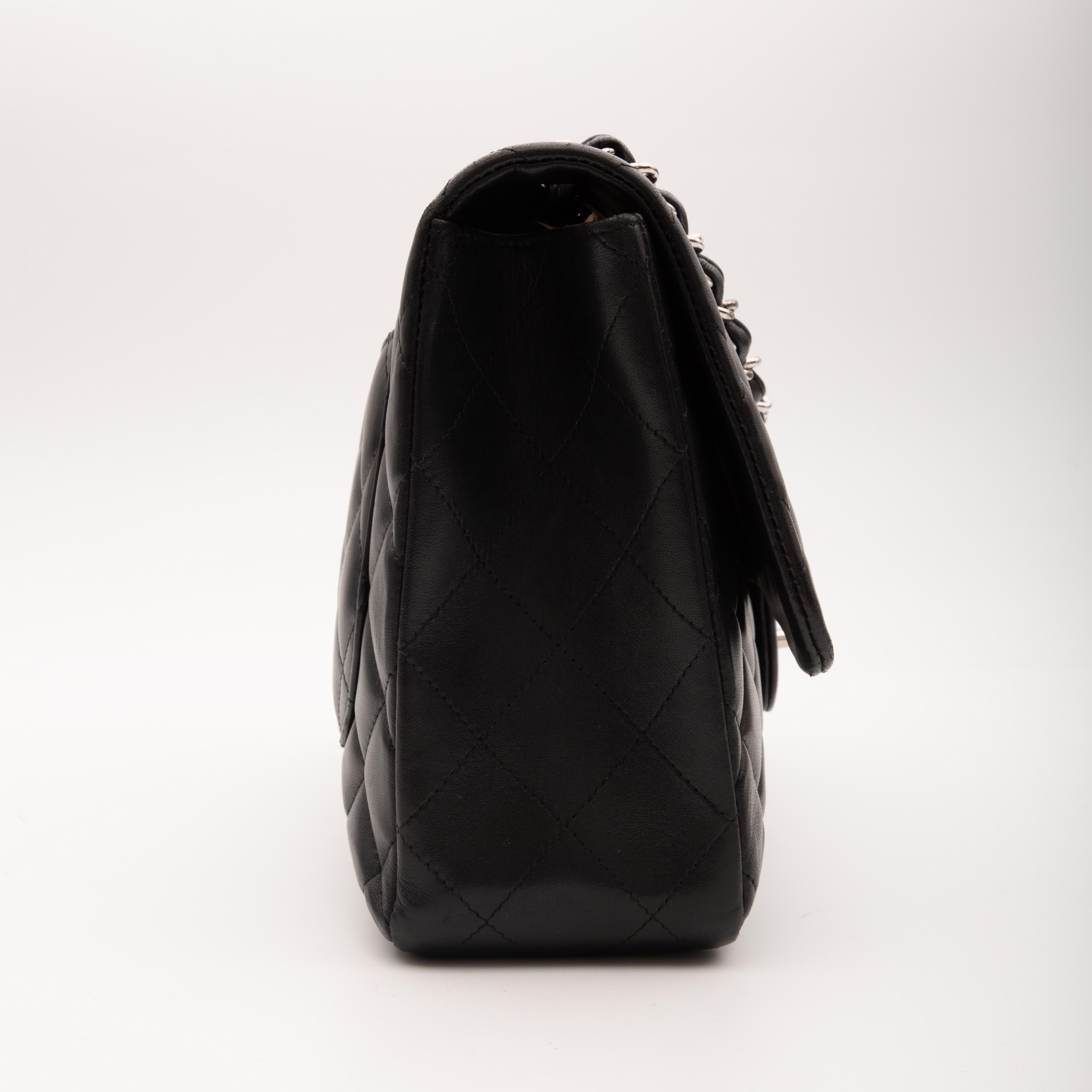 Noir Chanel Lambskin Black Quilted Jumbo Single Flap (Circa 2009) en vente