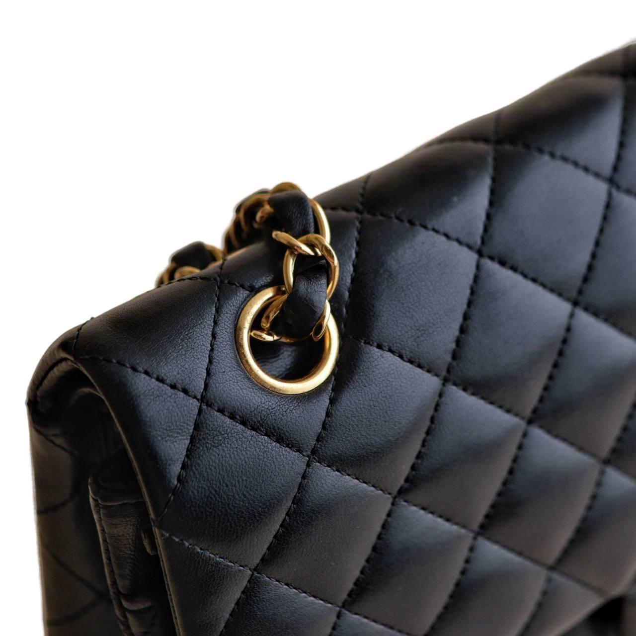 Borsa Chanel in pelle di agnello nera trapuntata media classica con doppia patta in vendita 5