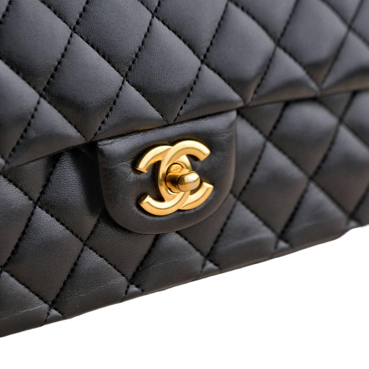 Borsa Chanel in pelle di agnello nera trapuntata media classica con doppia patta in vendita 6
