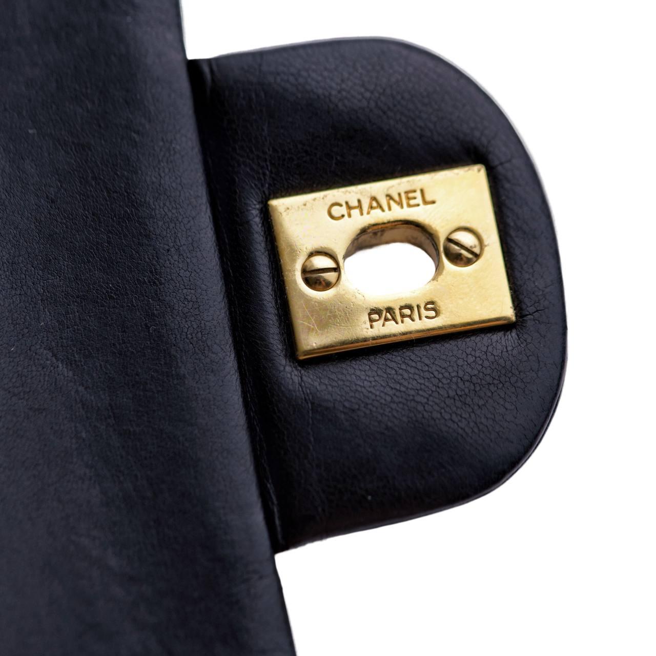Borsa Chanel in pelle di agnello nera trapuntata media classica con doppia patta in vendita 7