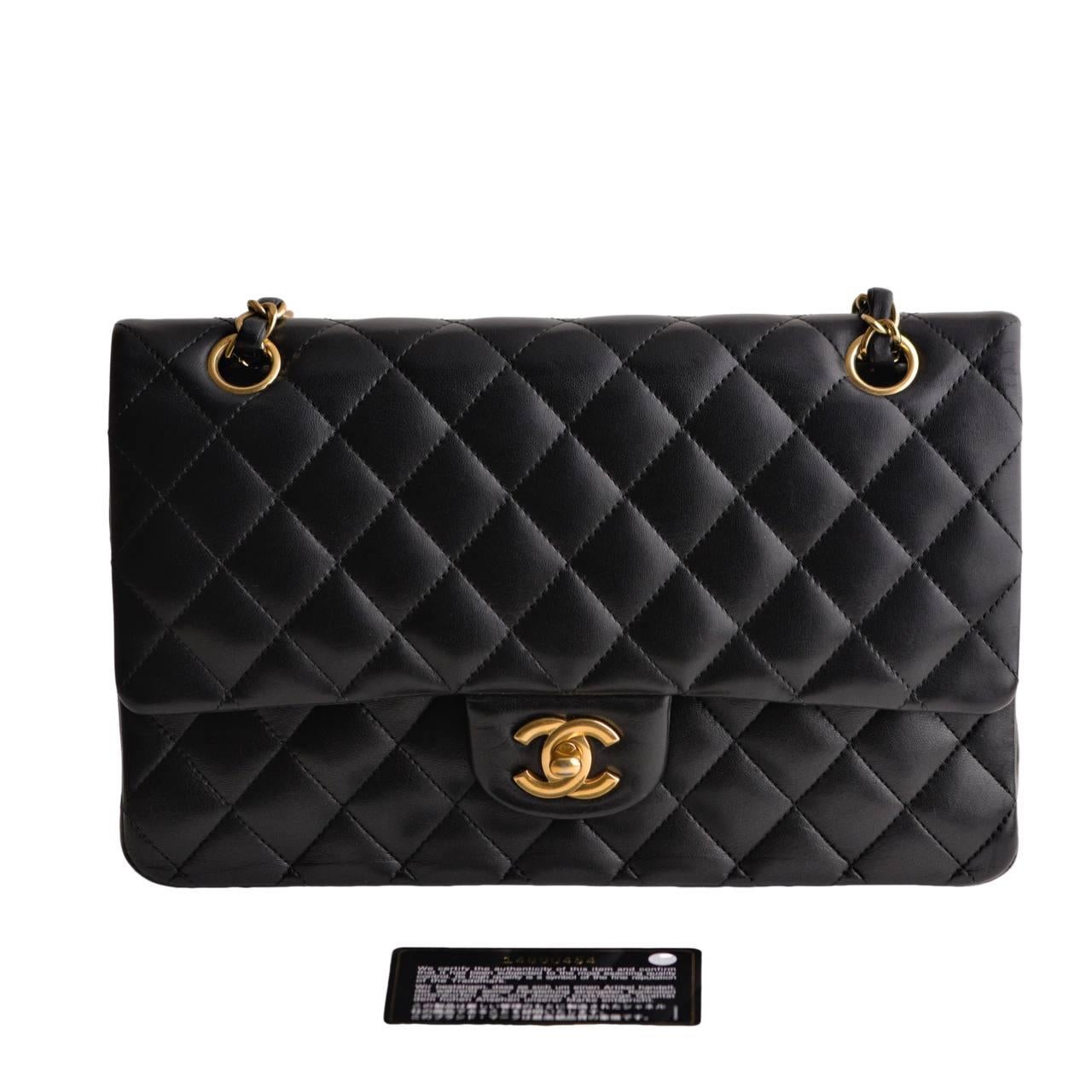 SKU	33301441
Viene fornito con	Chanel Dust bag / Carta autentica
RRP	£8.850 tasse incluse / €10.300 tasse incluse / $10.800 tasse escluse
Modello	CC Collection'S
Numero di serie	14******
Metallo	Placcato oro
I materiali	Pelle di