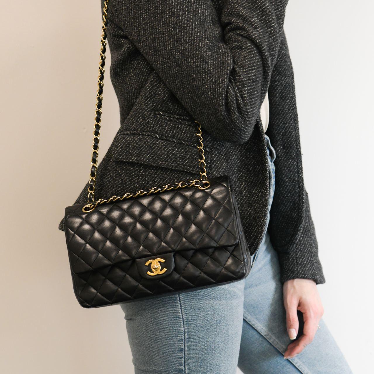 Nero Borsa Chanel in pelle di agnello nera trapuntata media classica con doppia patta in vendita