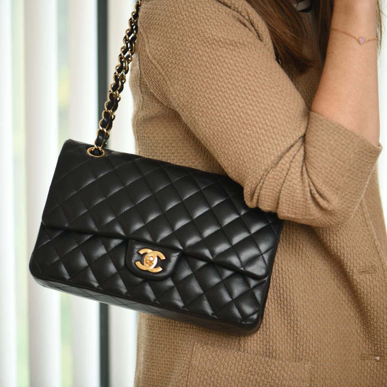 Borsa Chanel in pelle di agnello nera trapuntata media classica con doppia patta In condizioni ottime in vendita a Banbury, GB