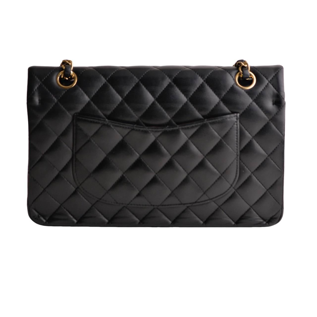 Donna Borsa Chanel in pelle di agnello nera trapuntata media classica con doppia patta in vendita