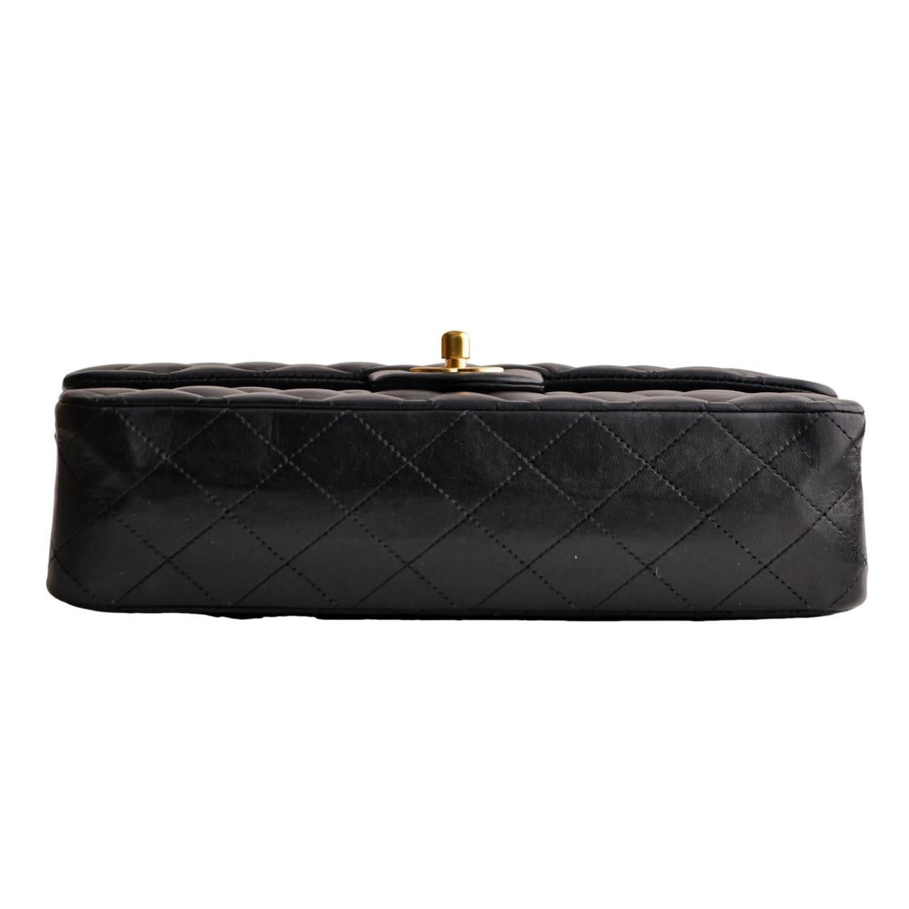 Borsa Chanel in pelle di agnello nera trapuntata media classica con doppia patta in vendita 1