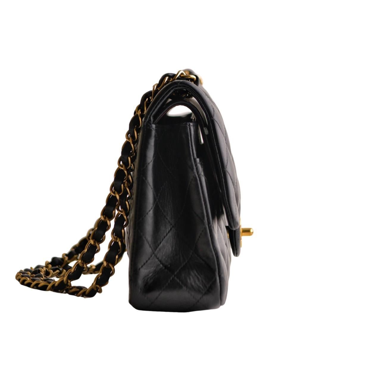 Borsa Chanel in pelle di agnello nera trapuntata media classica con doppia patta in vendita 2