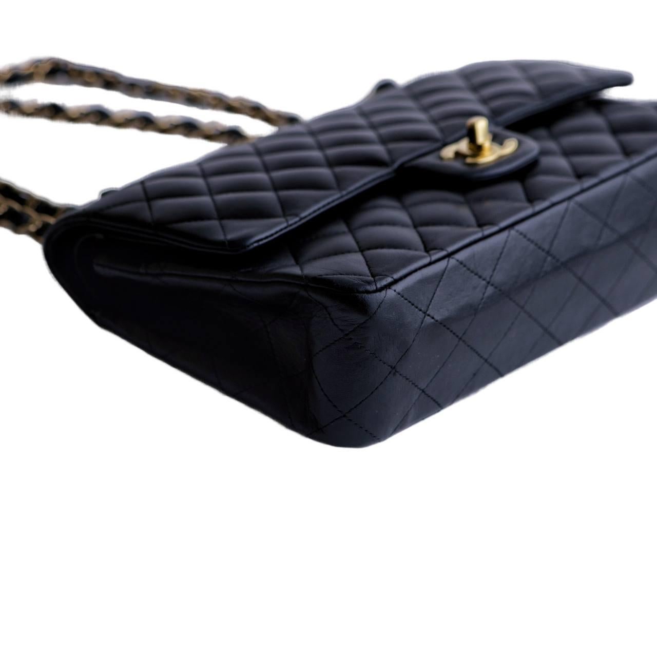 Borsa Chanel in pelle di agnello nera trapuntata media classica con doppia patta in vendita 4