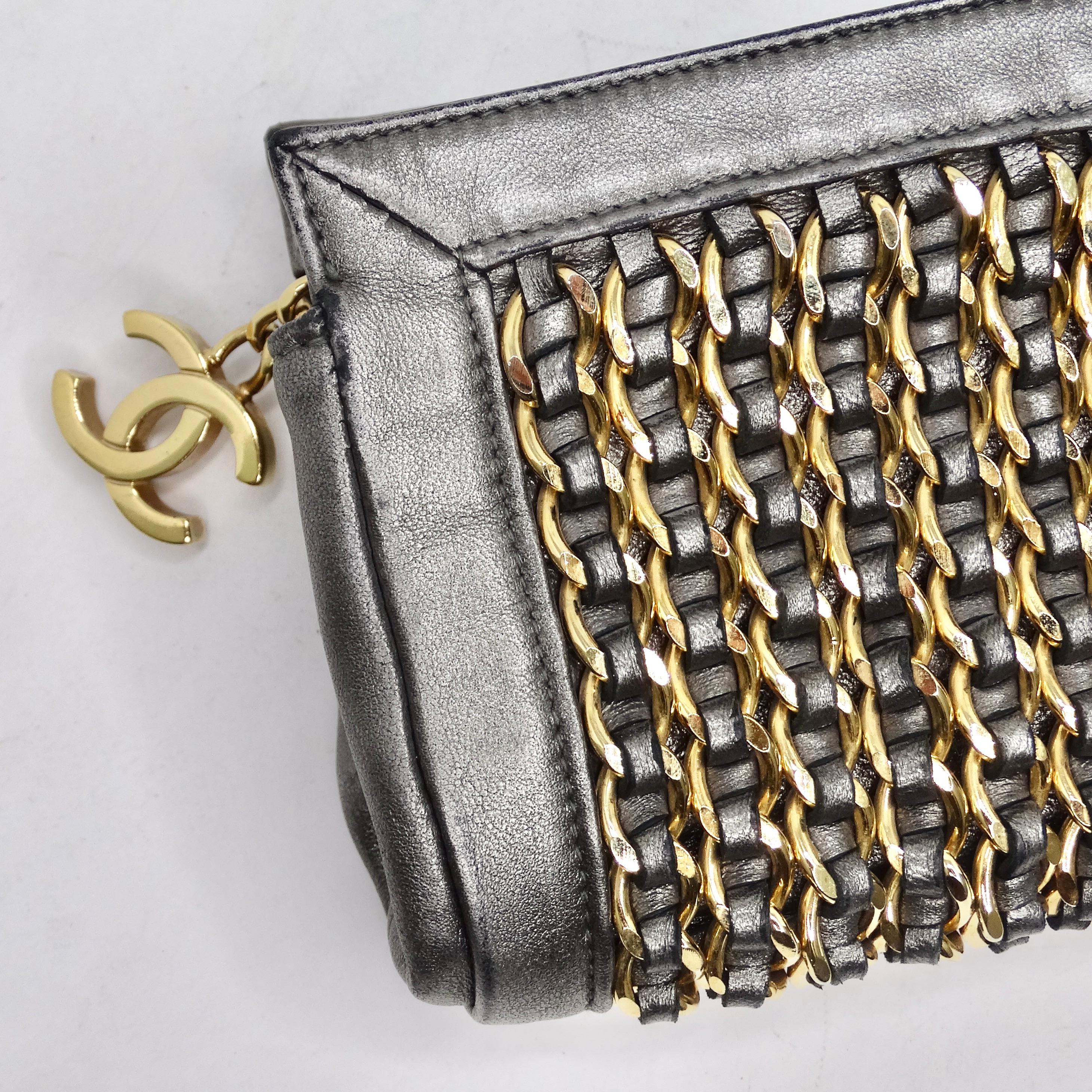 Die Chanel Lambskin Chain Embellished Clutch ist ein schillerndes und vielseitiges Accessoire, das Glamour und Zweckmäßigkeit nahtlos verbindet. Diese Clutch aus silberfarbenem Lammleder spiegelt das ikonische Design von Chanel wider und hebt sich