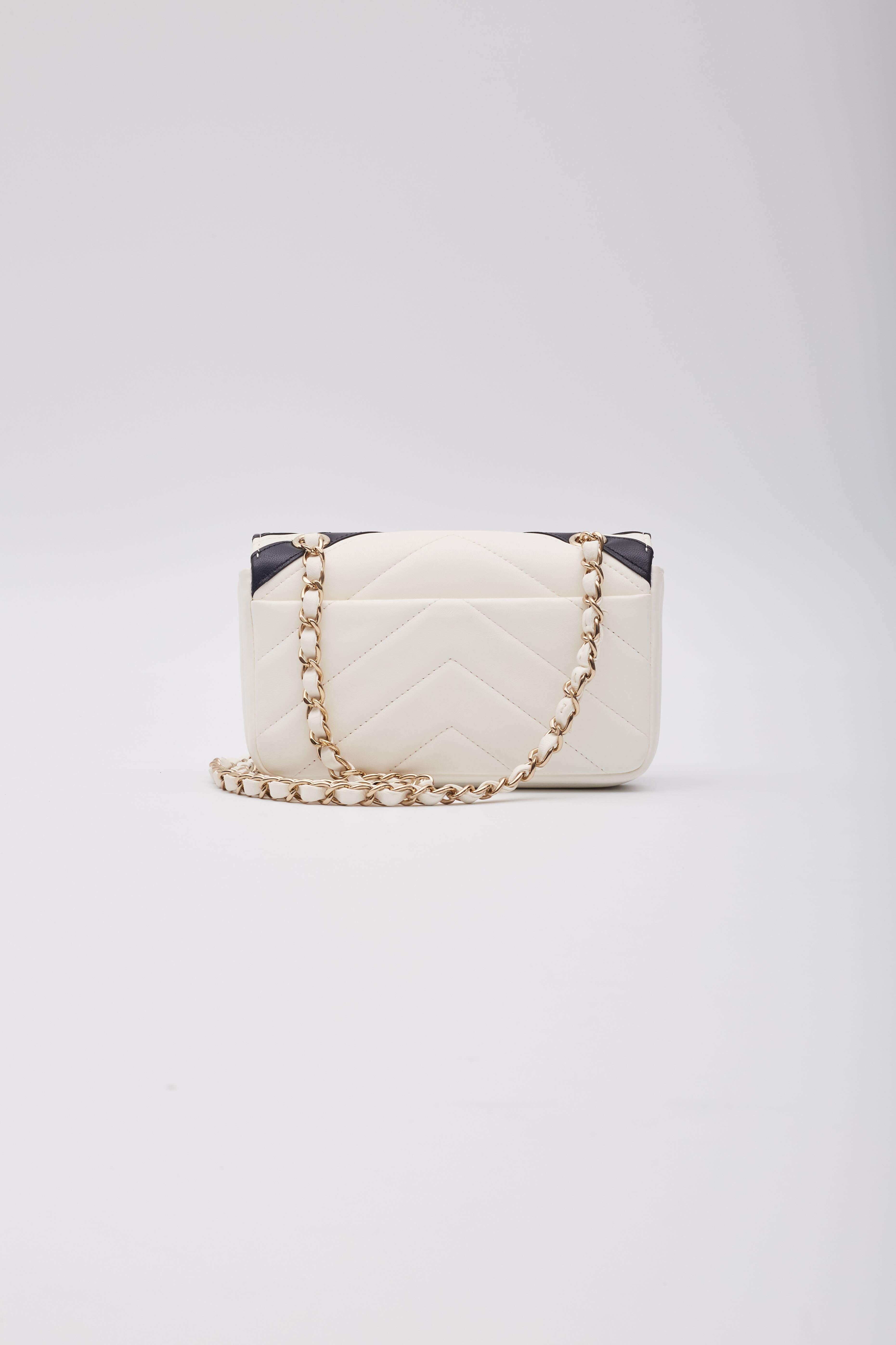 Women's Chanel Lambskin Chevron Stitched White Black Flap Bag For Sale