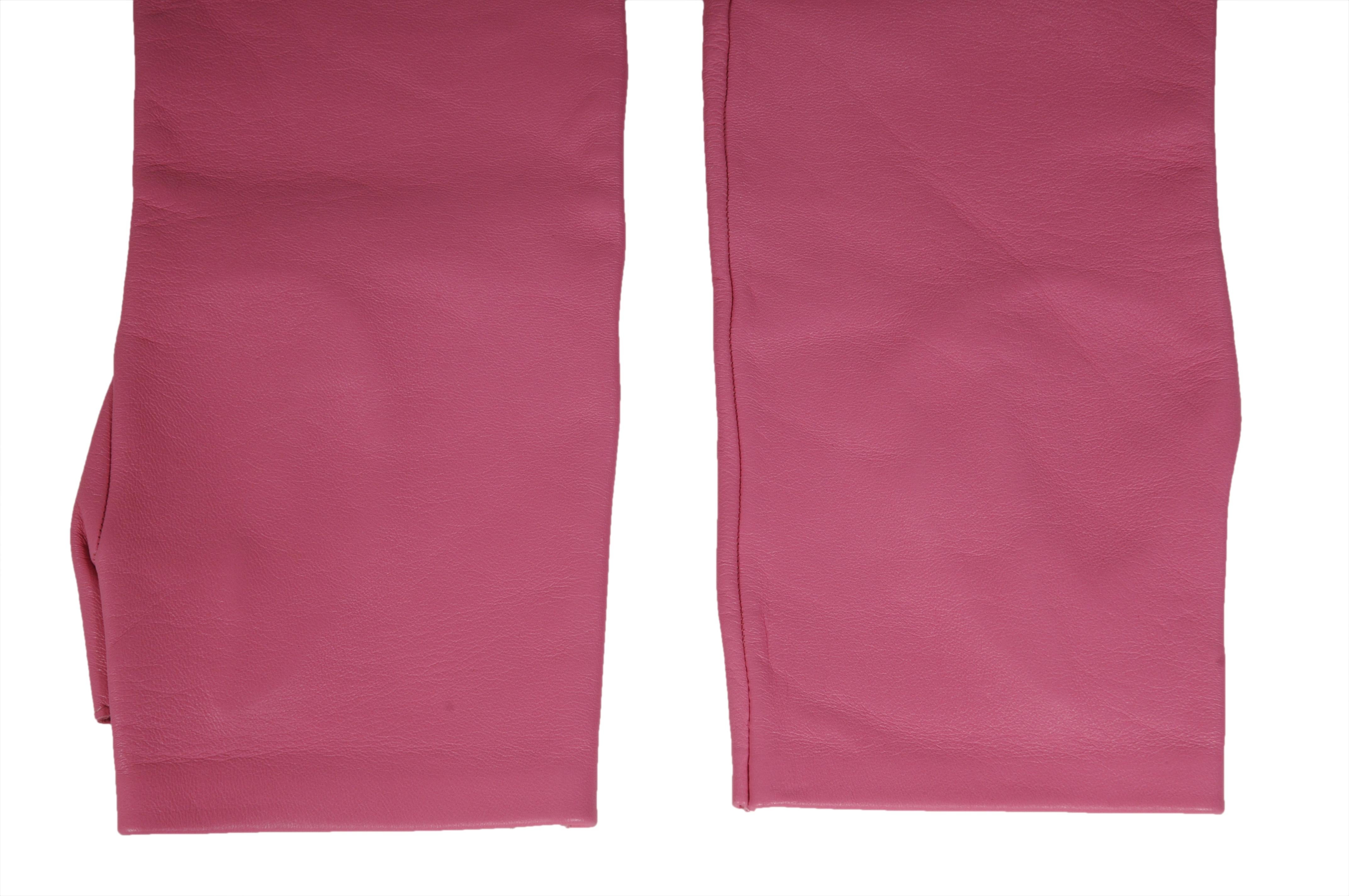 - Tagged Größe 8

- CC-Verzierung aus 18 Karat Gold auf der Außenseite

- Kommt mit Box



Bedingung: 

Die Handschuhe sind in insgesamt sehr gutem Zustand mit keine größeren Mängel 