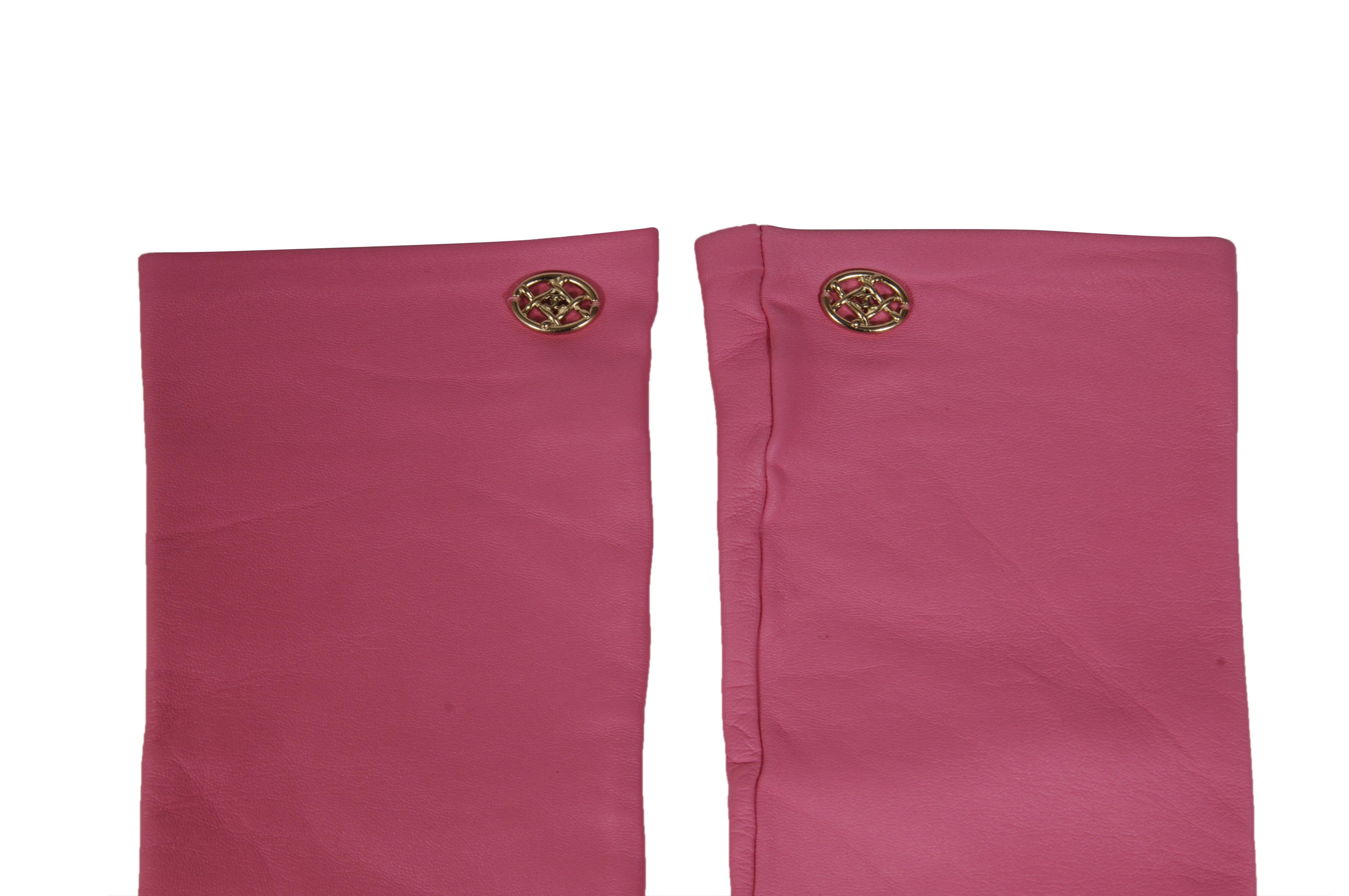 Chanel Lammfell Fingerlose C Long Handschuhe Rosa Größe 8 18k Gold CC Logo im Zustand „Gut“ im Angebot in North Miami, FL