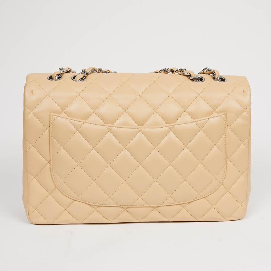 The Must Have CHANEL bags to have in your wardrobe! With its beige color goes everywhere in summer as in winter. It will be useful with all your everyday outfits.
The hardware is silver in color. It is worn on the shoulder as well as in crossbody.