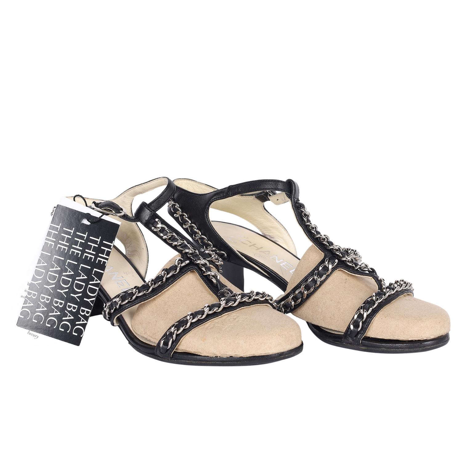 CHANEL Sandalias gladiadoras de piel de cordero con cadena 36.5 Negro en venta 10
