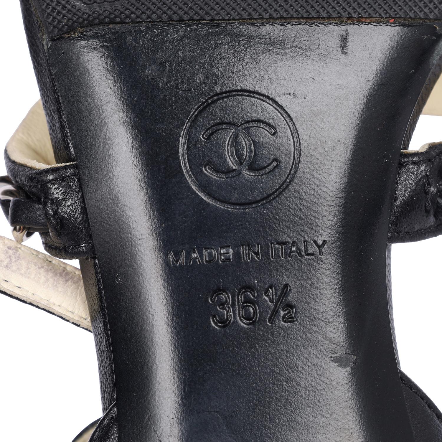 Auténticas sandalias negras gladiadoras con logo Chanel CC de punta abierta.

Talla 36.5 US 6.5

Sandalias gladiadoras de piel Chanel
De la Colección 2020 
Negro
Logotipo CC entrelazado y adorno de eslabón de cadena
Cadena de eslabones
Correa