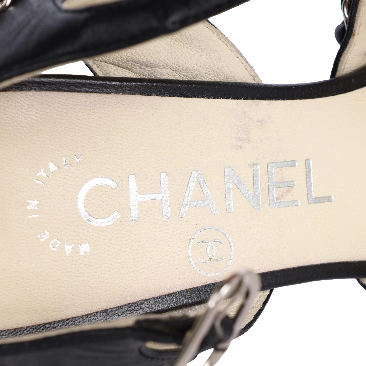 CHANEL Sandalias gladiadoras de piel de cordero con cadena 36.5 Negro en venta 5