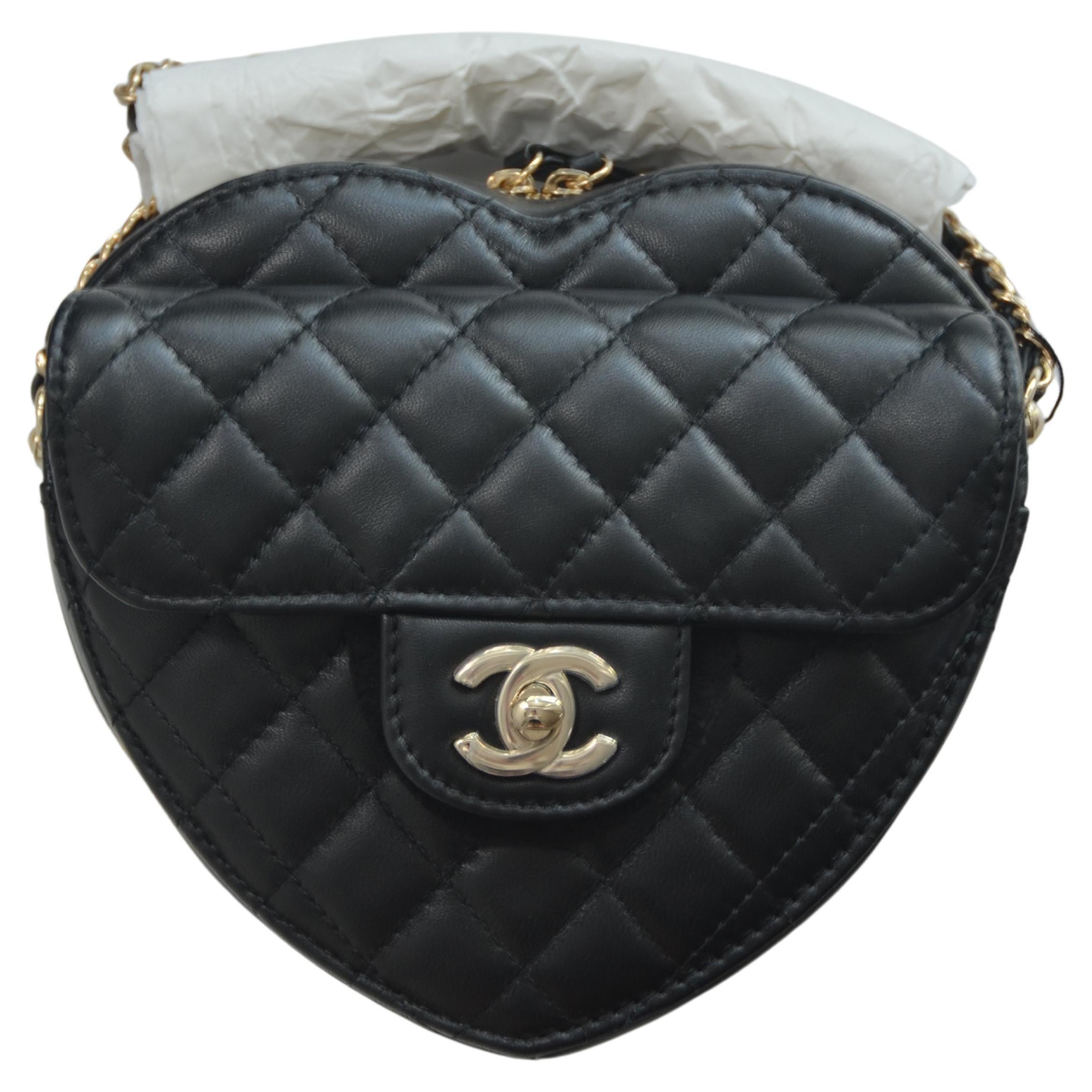 100% authentisch garantiert Chanel CHANEL Lammfell Gold-Tone Heart Handtasche NEU mit Tags Größte Größe in diesem Stil. bitte überprüfen Sie die Messungen. Abmessungen ca. 6,4 × 7 × 2,5 Zoll
Tasche ist makellos neu mit Tags, klarem Kunststoff auf CC