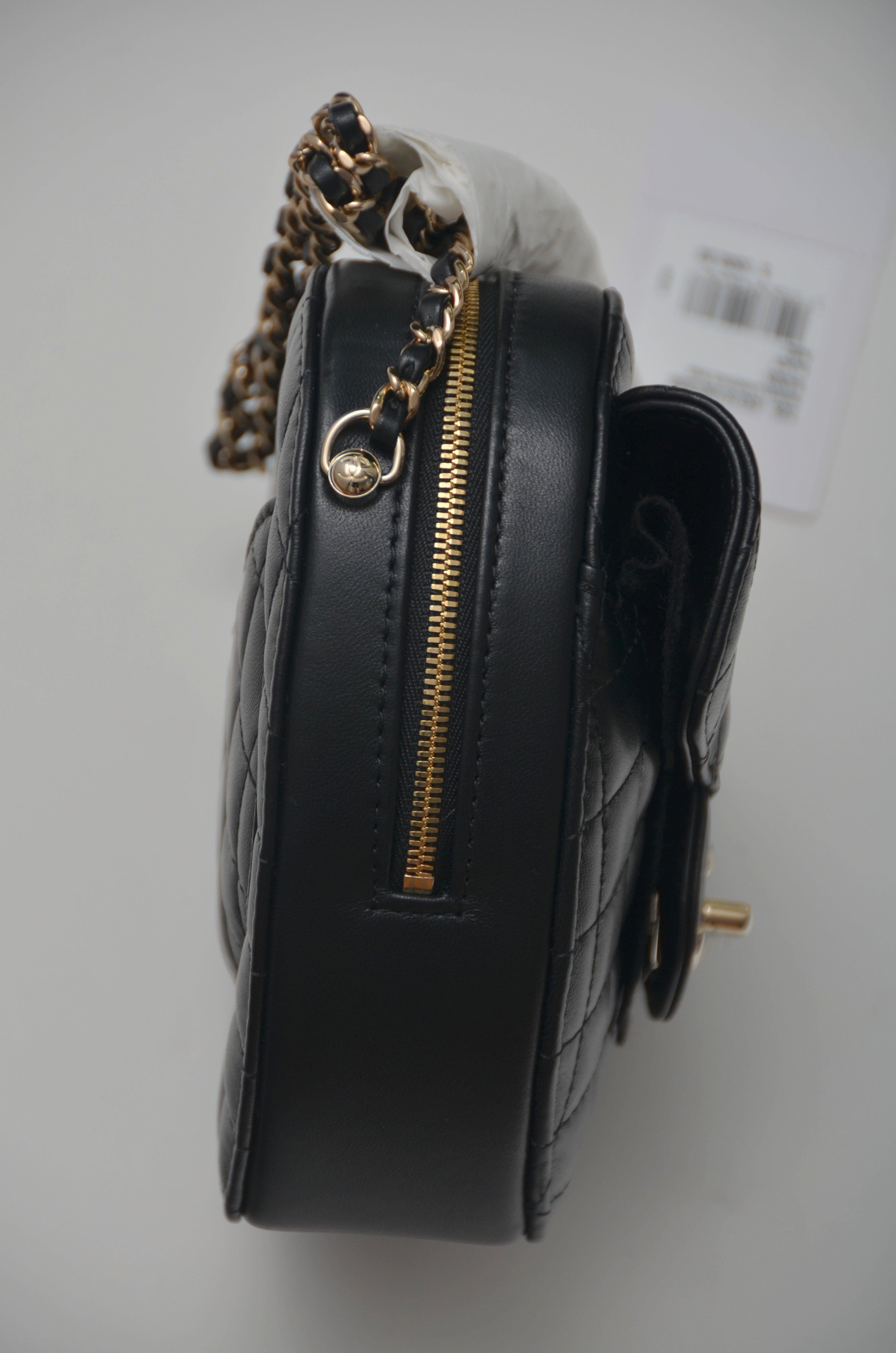 CHANEL Herz-Handtasche aus Lammfell mit goldfarbenen Beschlägen, NEU mit Etiketten für Damen oder Herren im Angebot