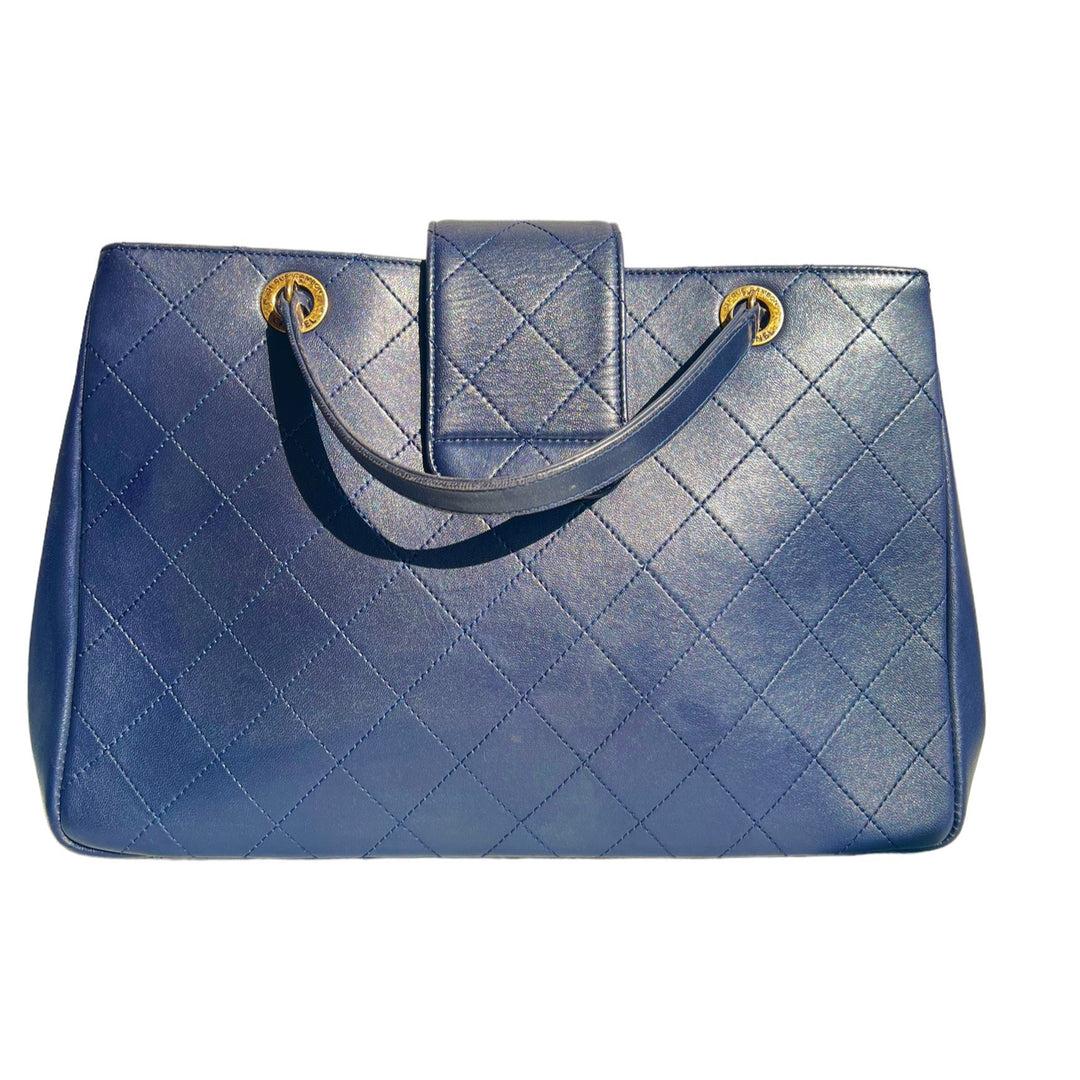 Chanel Große Shopping Tote Bag aus Lammfell  im Zustand „Gut“ im Angebot in London, GB