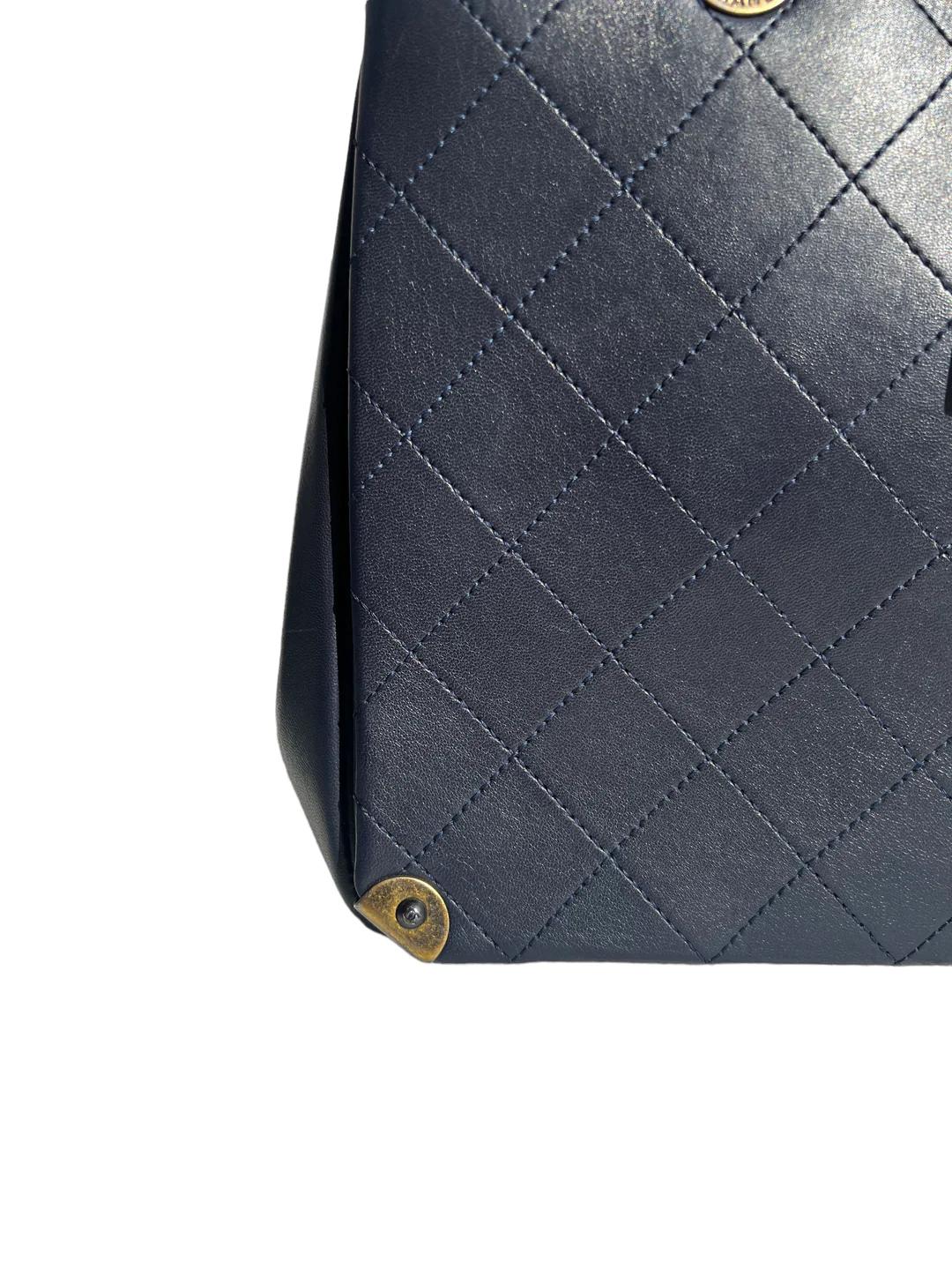 Chanel Große Shopping Tote Bag aus Lammfell  Damen im Angebot