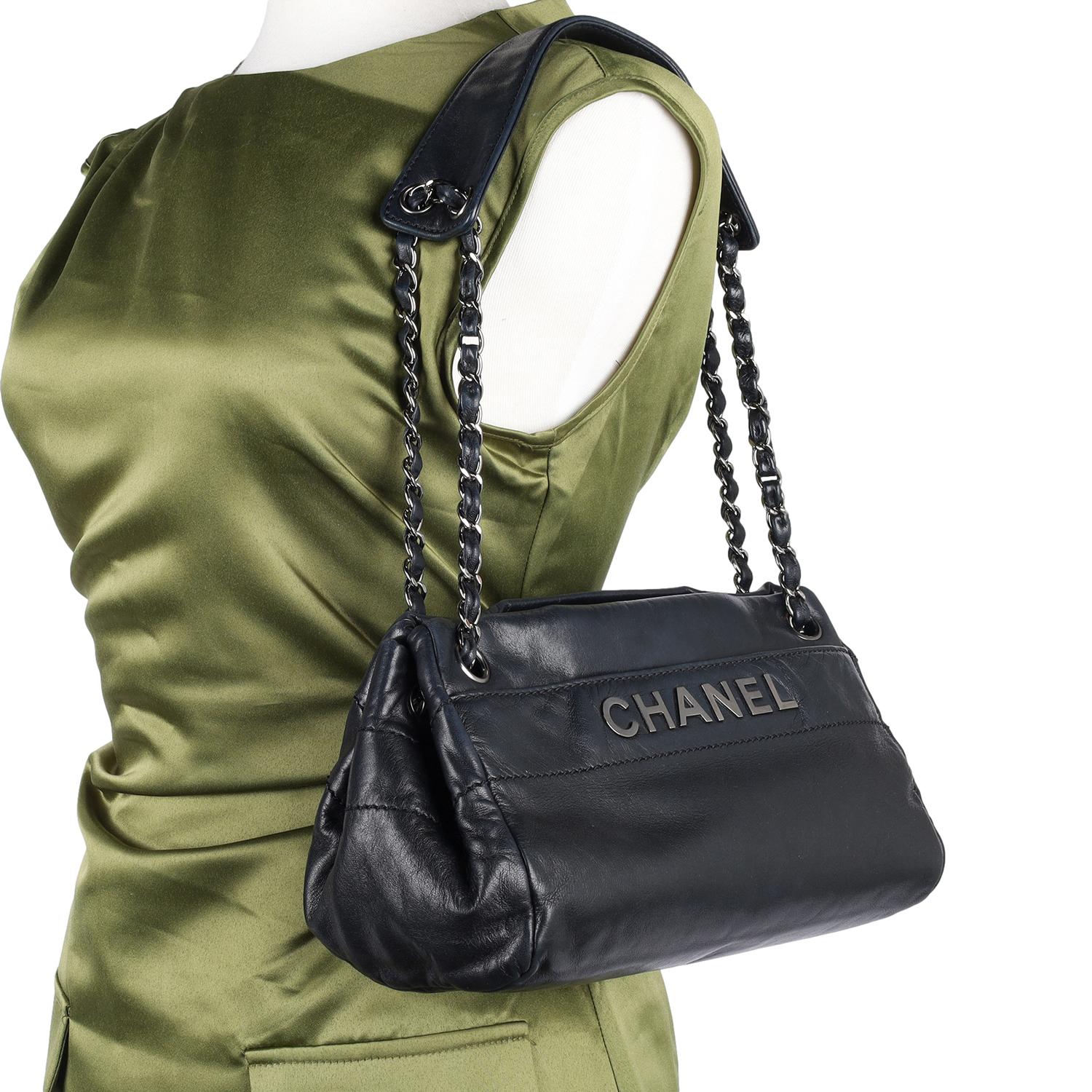 Autentica borsa Chanel in pelle di agnello Lax Accordion Hobo in nero. Il nero era il colore più felice di Coco ed è presente in ogni collezione Chanel. Caratterizzata da pelle di agnello nera, tasca frontale, questa borsa a tracolla Chanel ha un