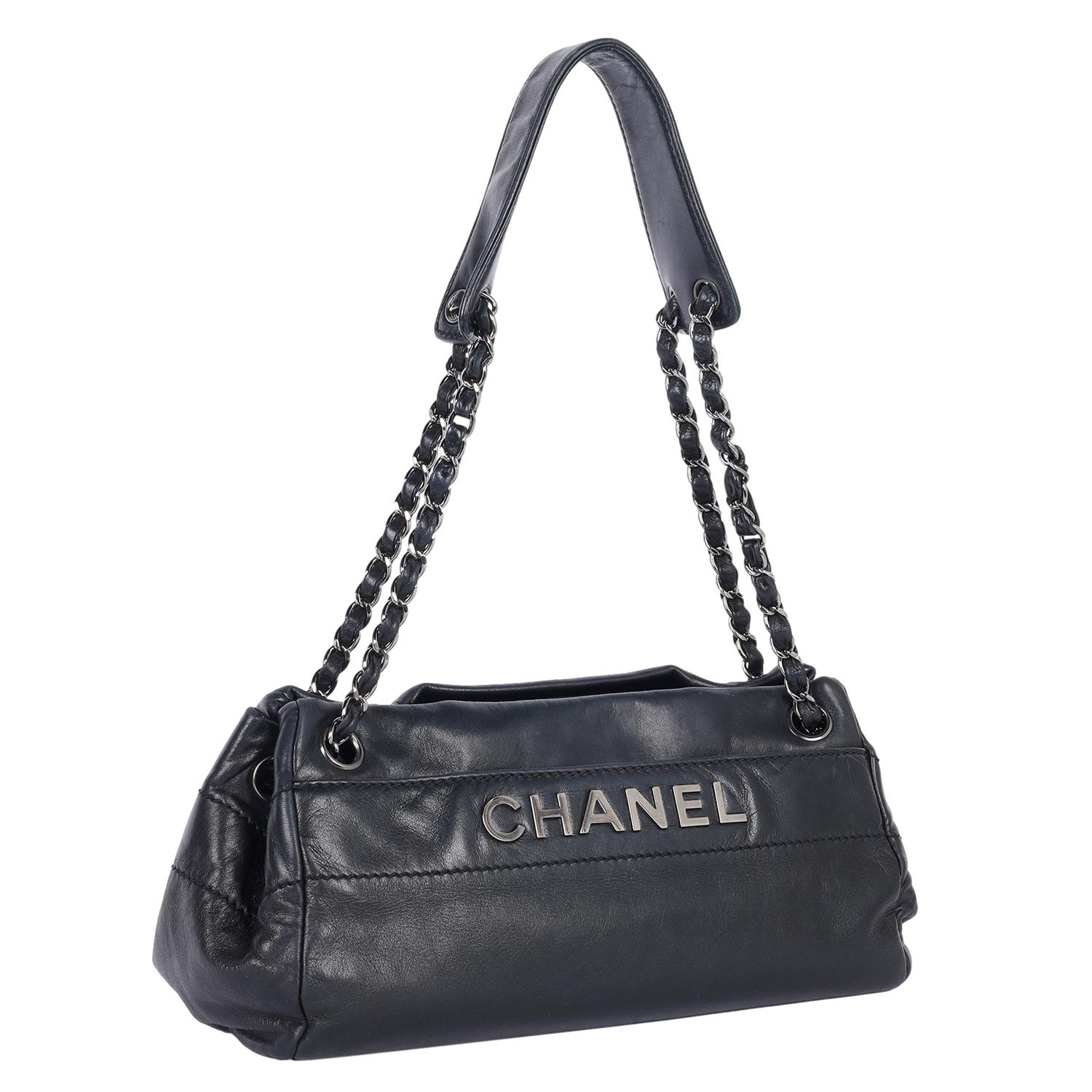 Chanel, borsa a fisarmonica in pelle d'agnello Lax Nero In condizioni buone in vendita a Salt Lake Cty, UT