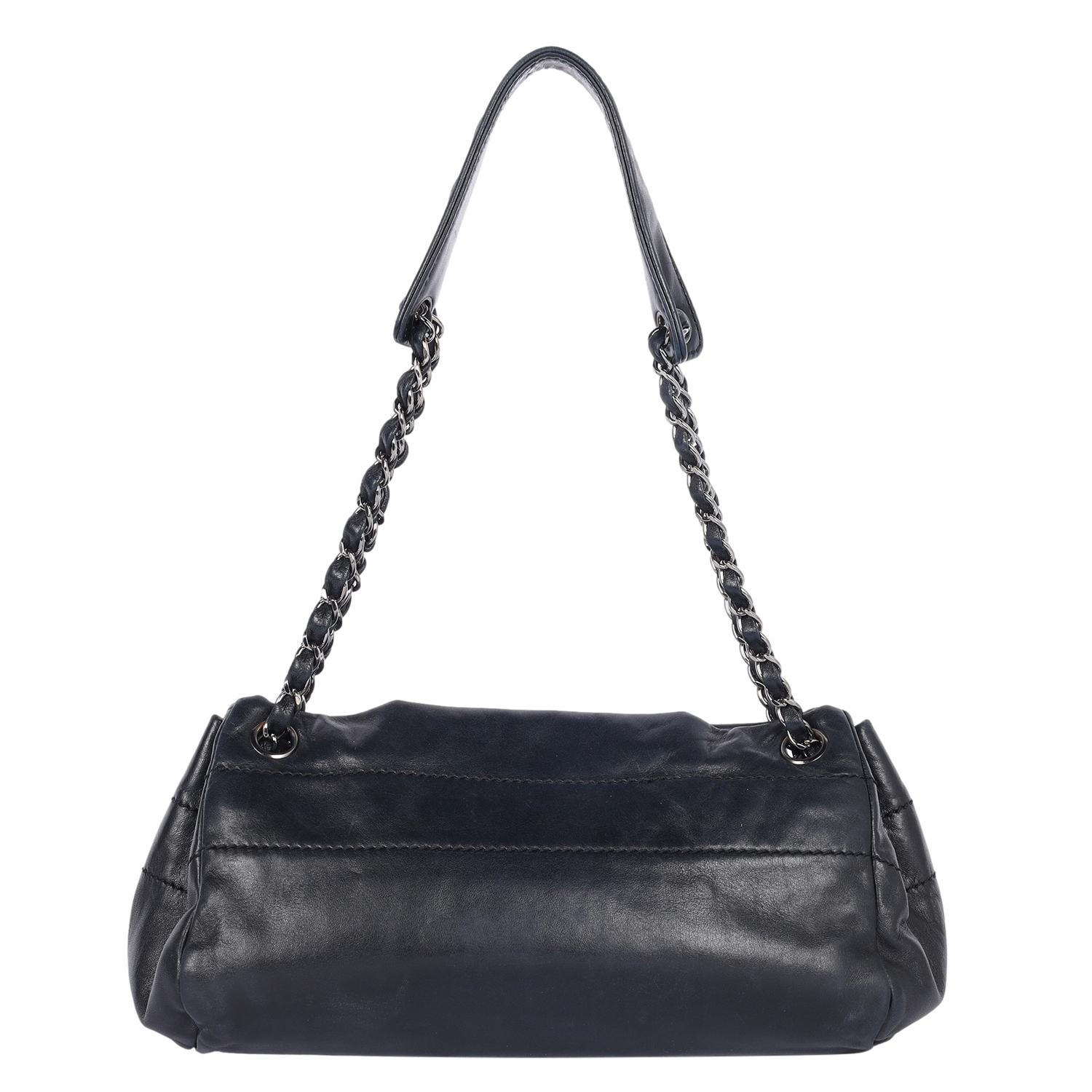 Chanel, borsa a fisarmonica in pelle d'agnello Lax Nero in vendita 1