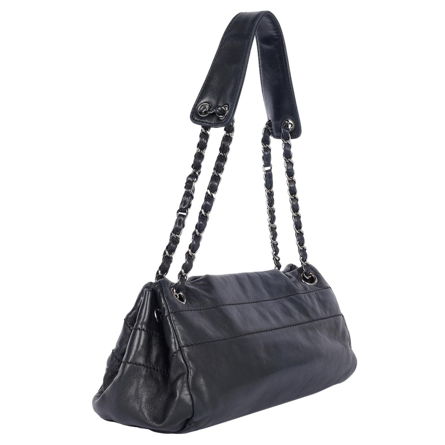 Chanel, borsa a fisarmonica in pelle d'agnello Lax Nero in vendita 2
