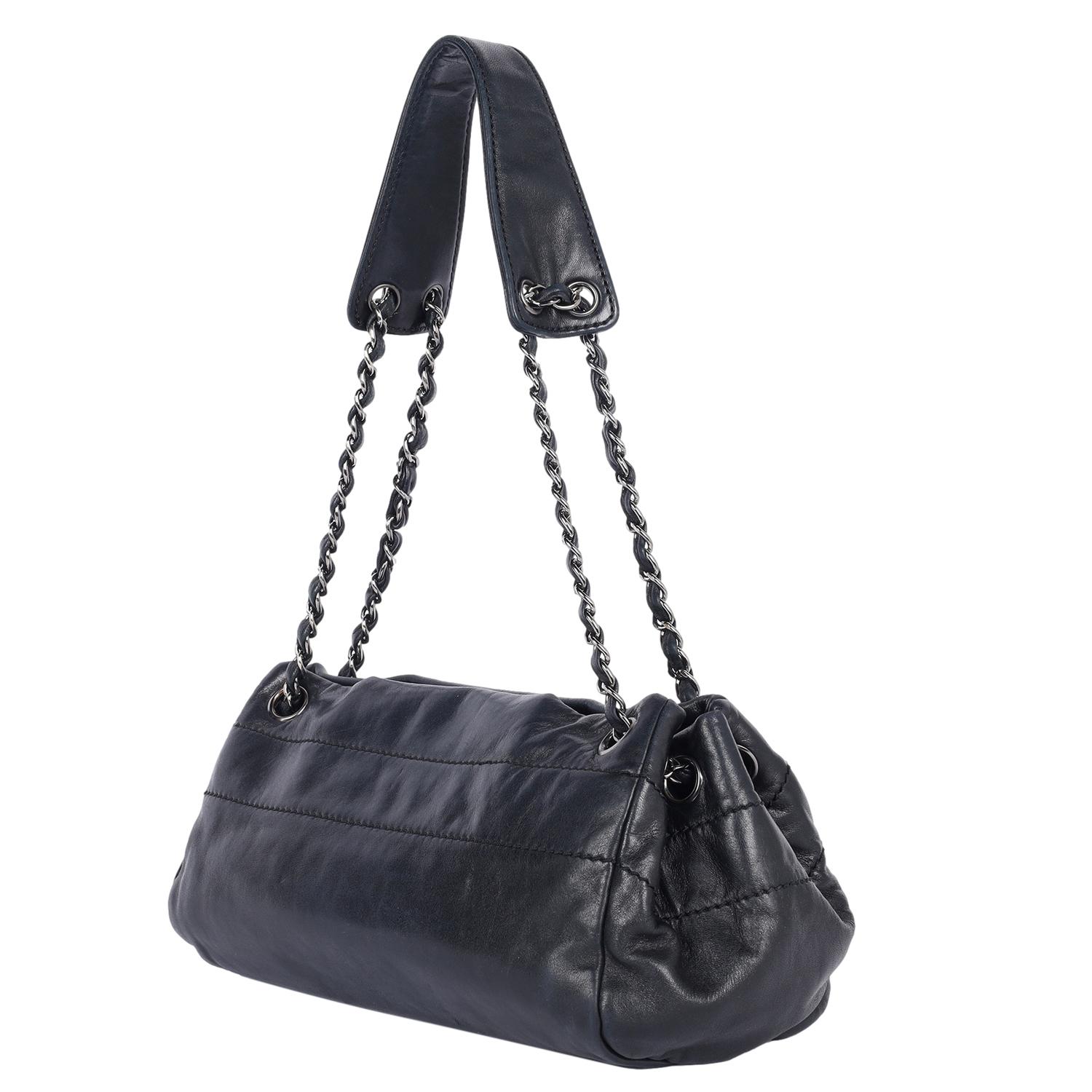 Chanel, borsa a fisarmonica in pelle d'agnello Lax Nero in vendita 3