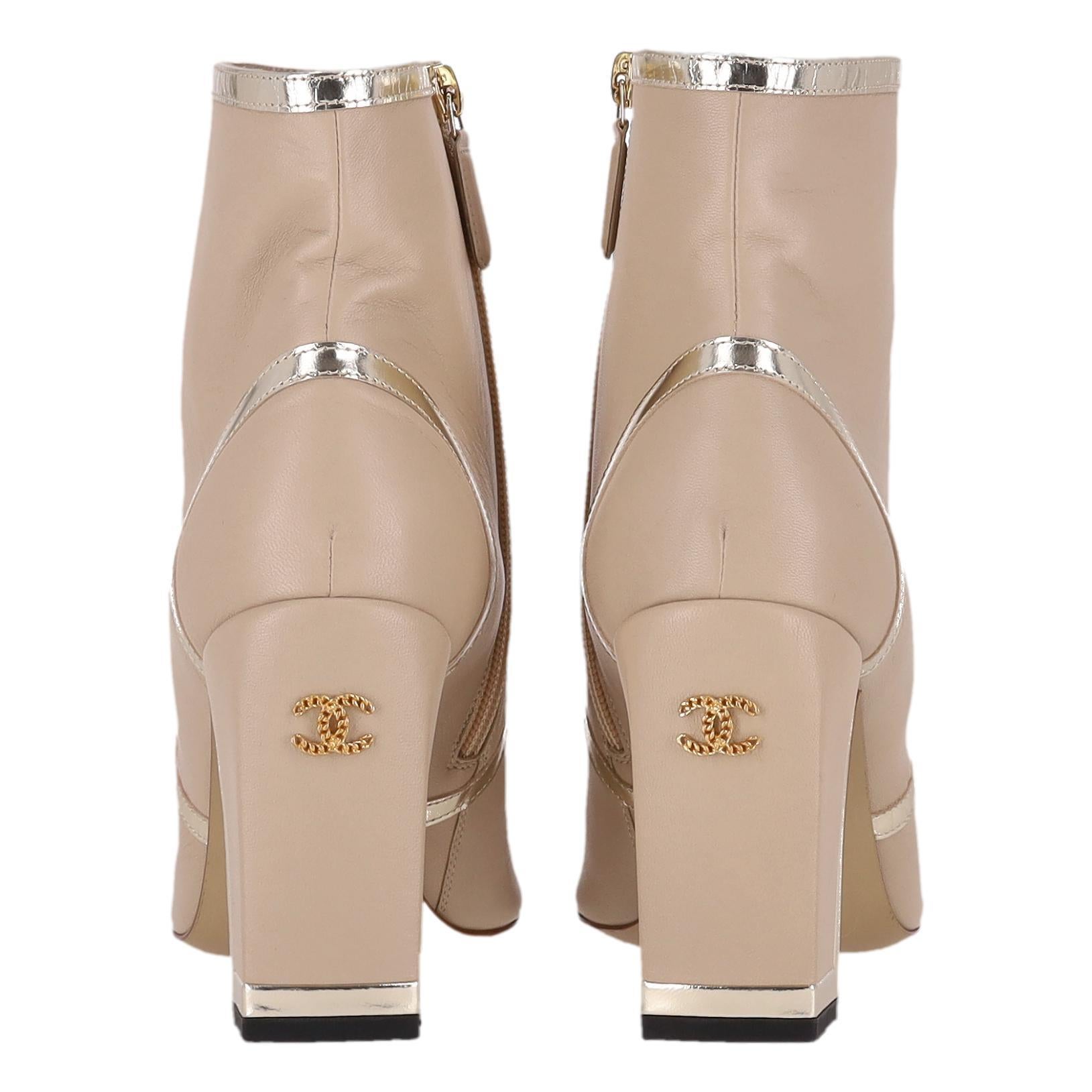 Donna Stivaletti Chanel in pelle di agnello con rifiniture in gros-grain &  Tacchi con logo 'CC in vendita
