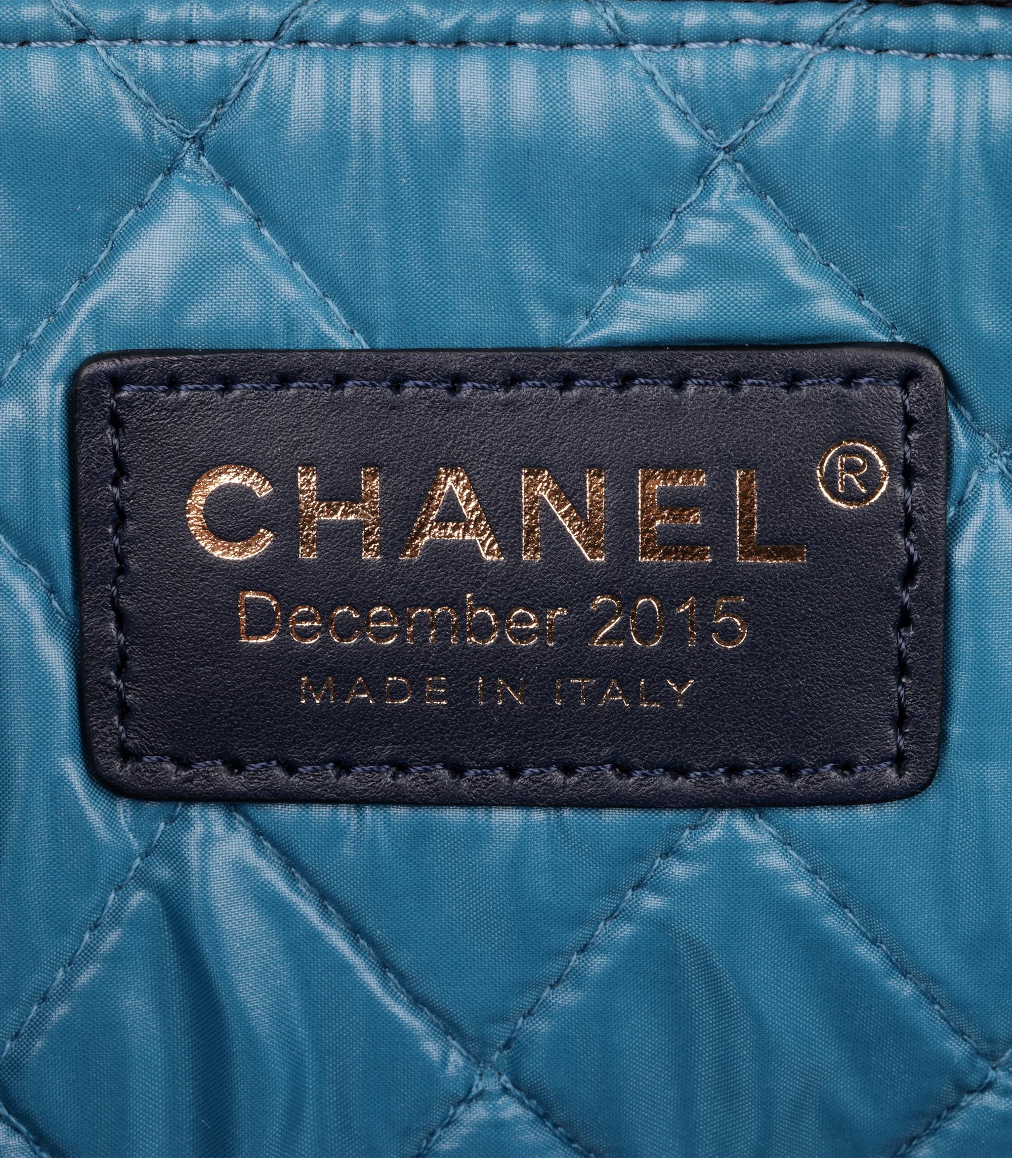 Chanel pochette O-Case patchwork en cuir d'agneau en vente 1