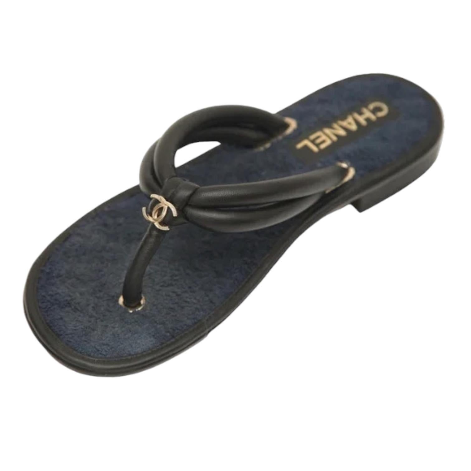 CHANEL Lambskin Leather Slide Thong Sandals Fabric Black Navy Gold CC 38C In Good Condition In Hollywood, FL
