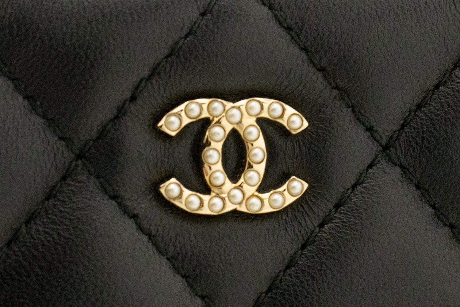 CHANEL Portefeuille WOC en cuir d'agneau avec perles sur chaîne avec double fermeture éclair en vente 7