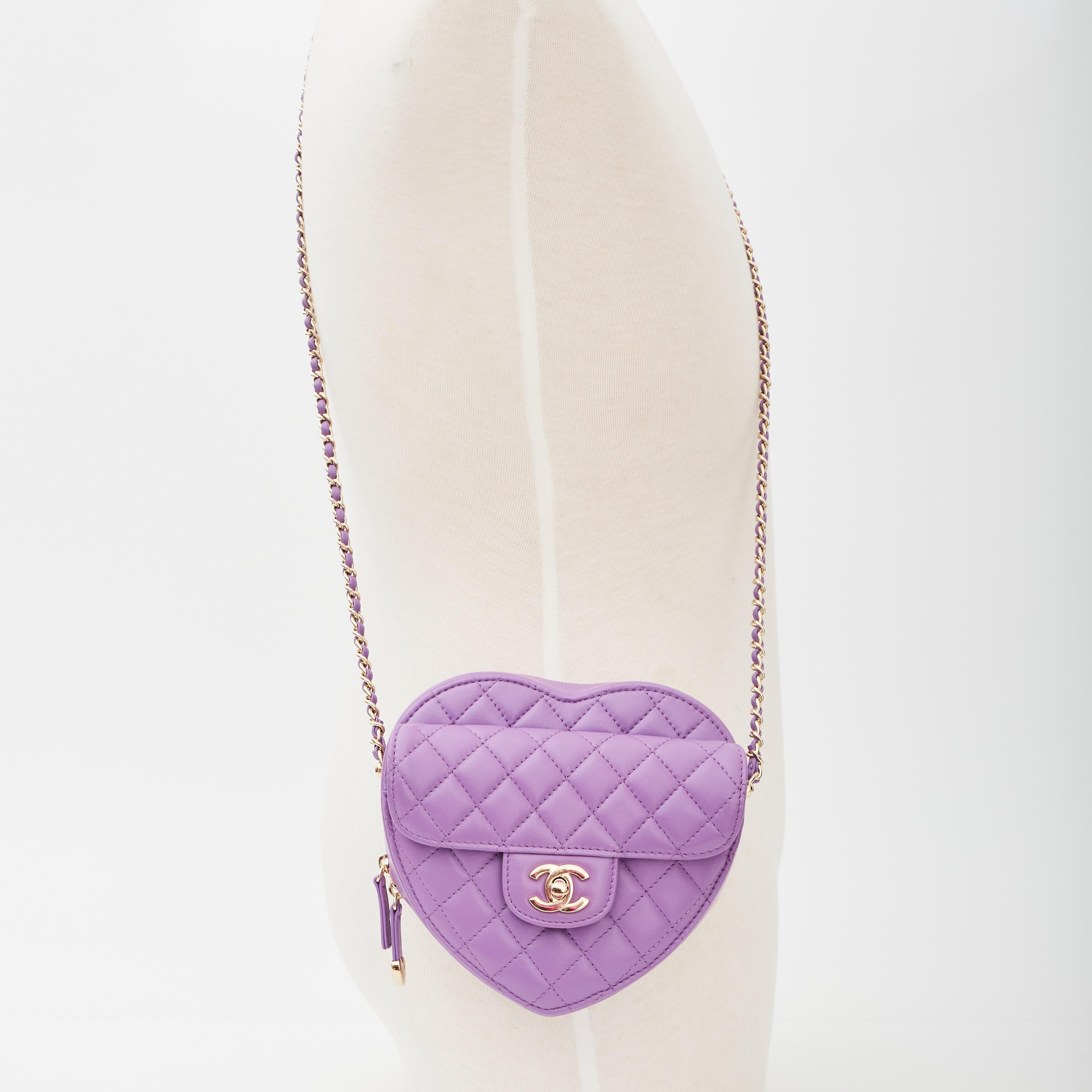 Chanel Lila gesteppte Herz-Umhängetasche aus Lammfell (Violett) im Angebot