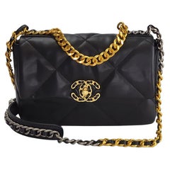 Chanel - Sac à rabat moyen 19 en cuir d'agneau matelassé