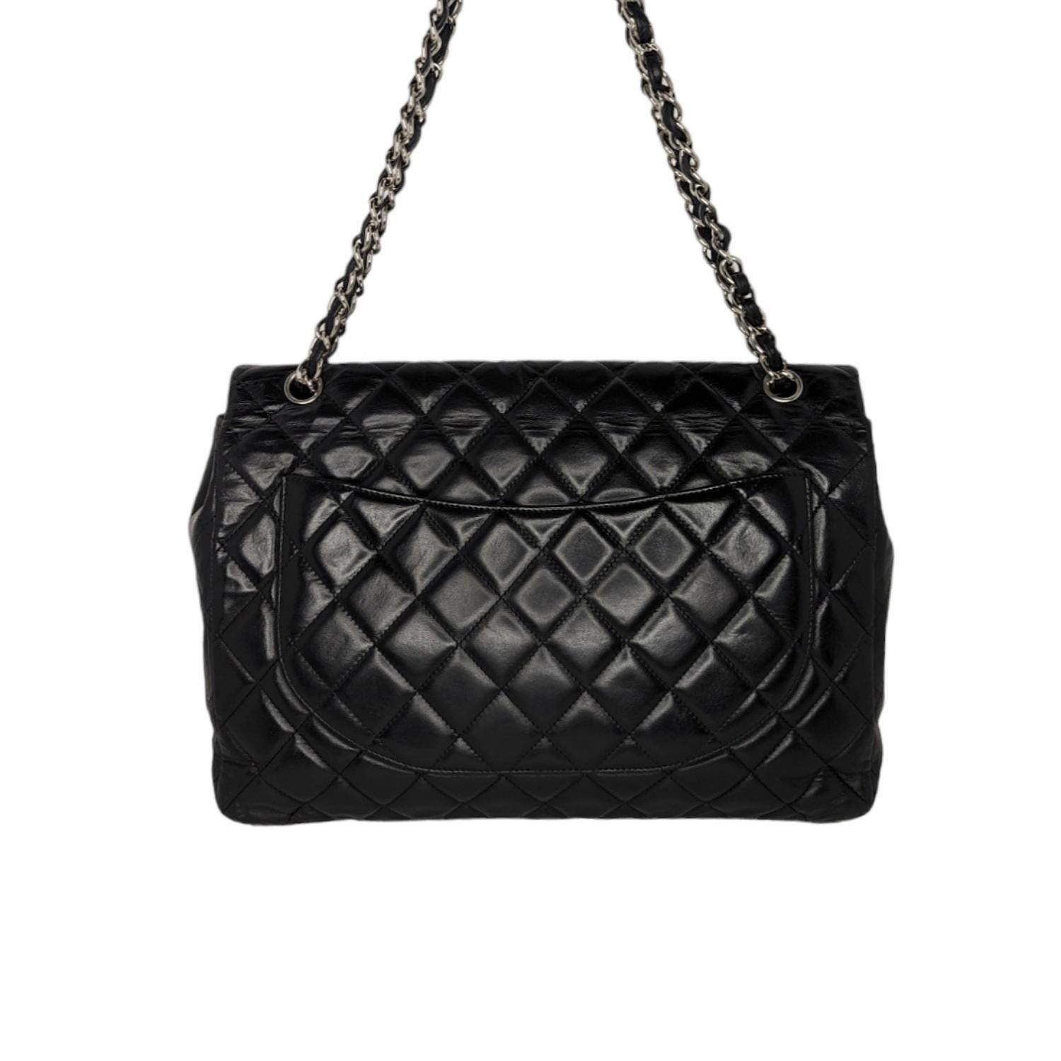 This stylish shoulder bag is crafted of soft and smooth diamond quilted lambskin leather in black. The bag features silver chain link shoulder straps threaded with leather and a facing flap with a silver Chanel CC turn lock. The shoulder bag opens