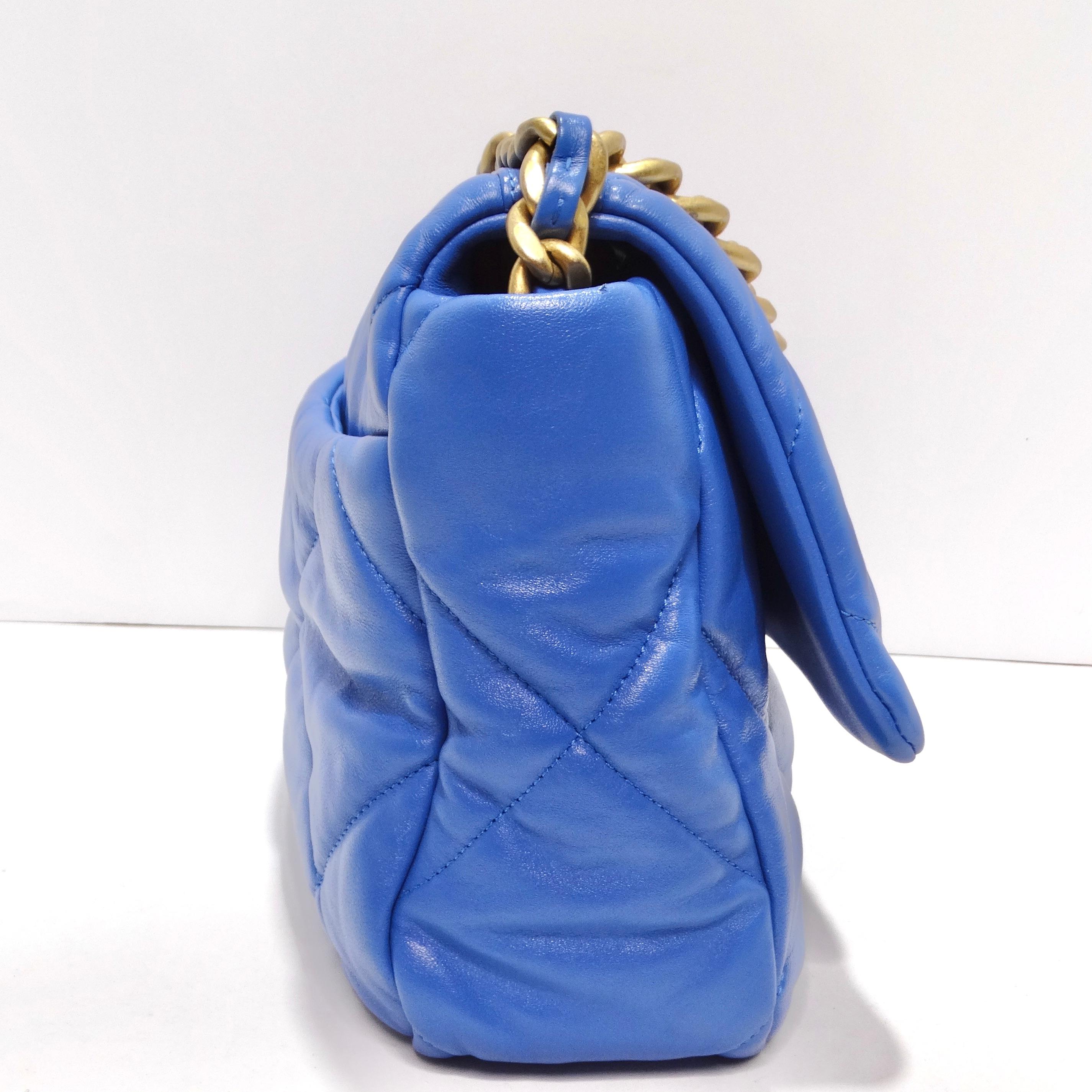 Chanel Lammfell gesteppte Medium 19 Klappentasche Blau für Damen oder Herren im Angebot