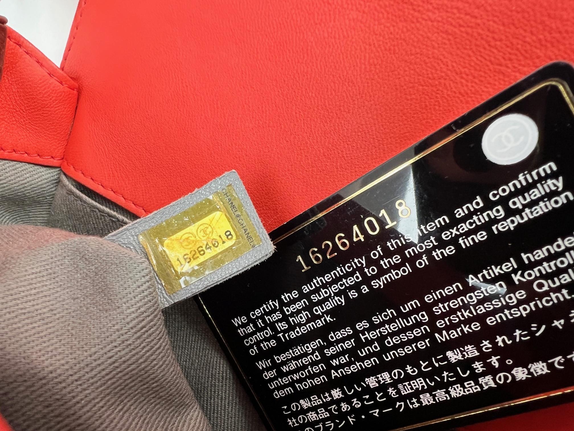 CHANEL Sac à rabat en cuir d'agneau matelassé rouge moyen en vente 2