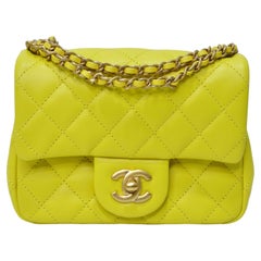 CHANEL Mini sac CC matelassé en cuir d'agneau jaune avec rabat jaune