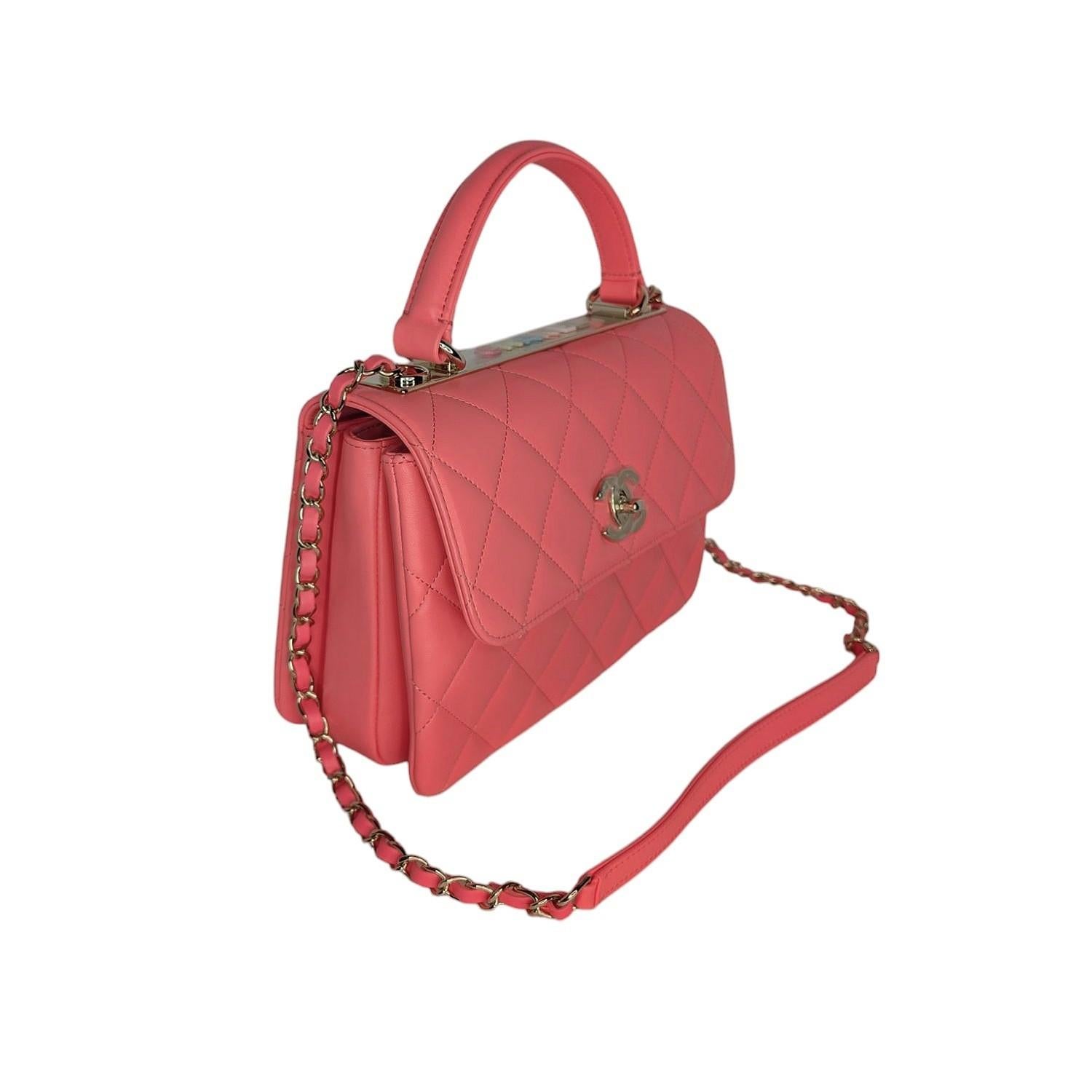 Diese stilvolle Handtasche ist aus rautenförmig gestepptem Lammleder in Rosa gefertigt. Die raffinierte Tasche verfügt über einen oberen Ledergriff mit einem goldenen Balken mit Chanel-Logo, einen Schulterriemen aus Leder mit Goldkette und einem