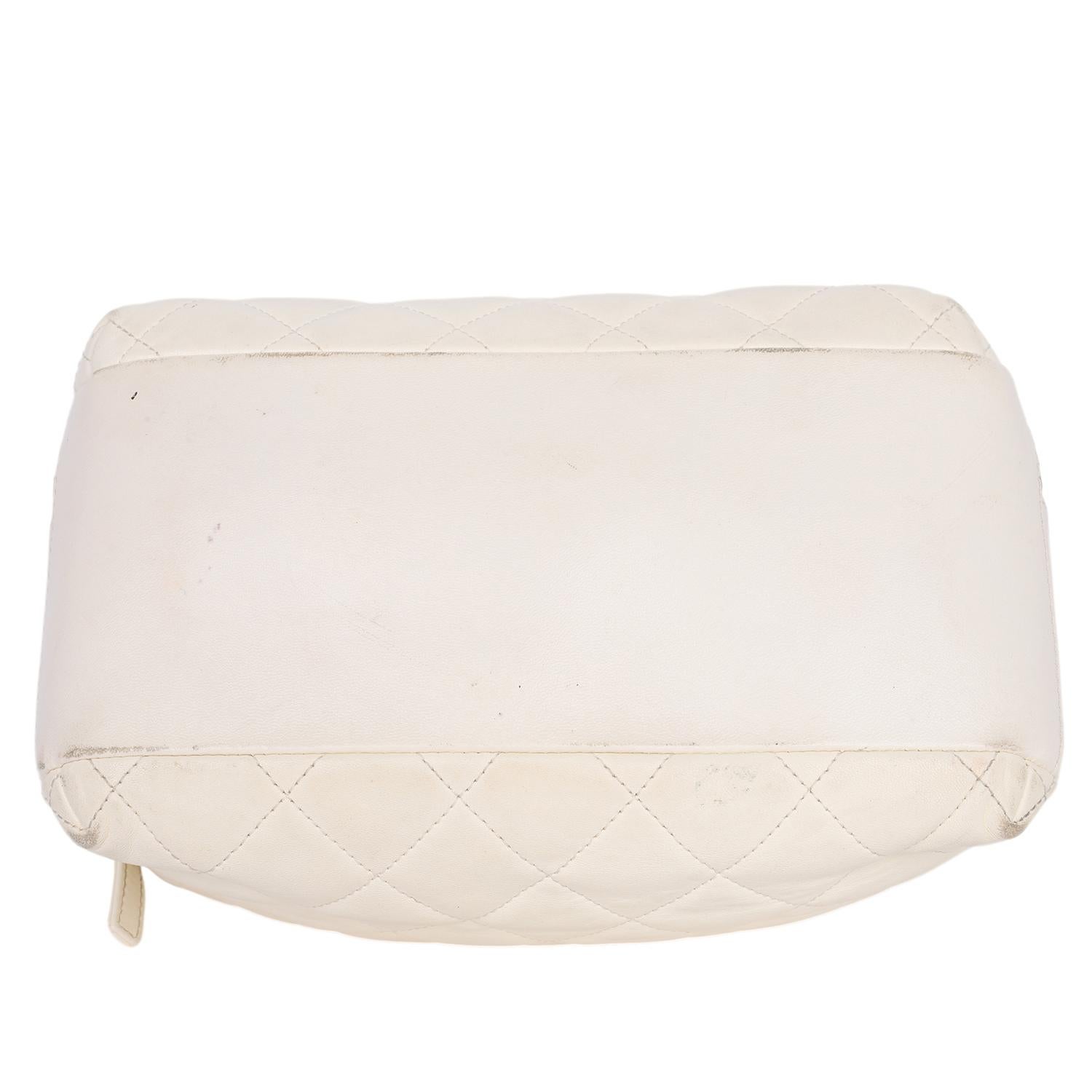 Chanel Vanity Case blanc matelassé à poignée supérieure en cuir d'agneau en vente 6