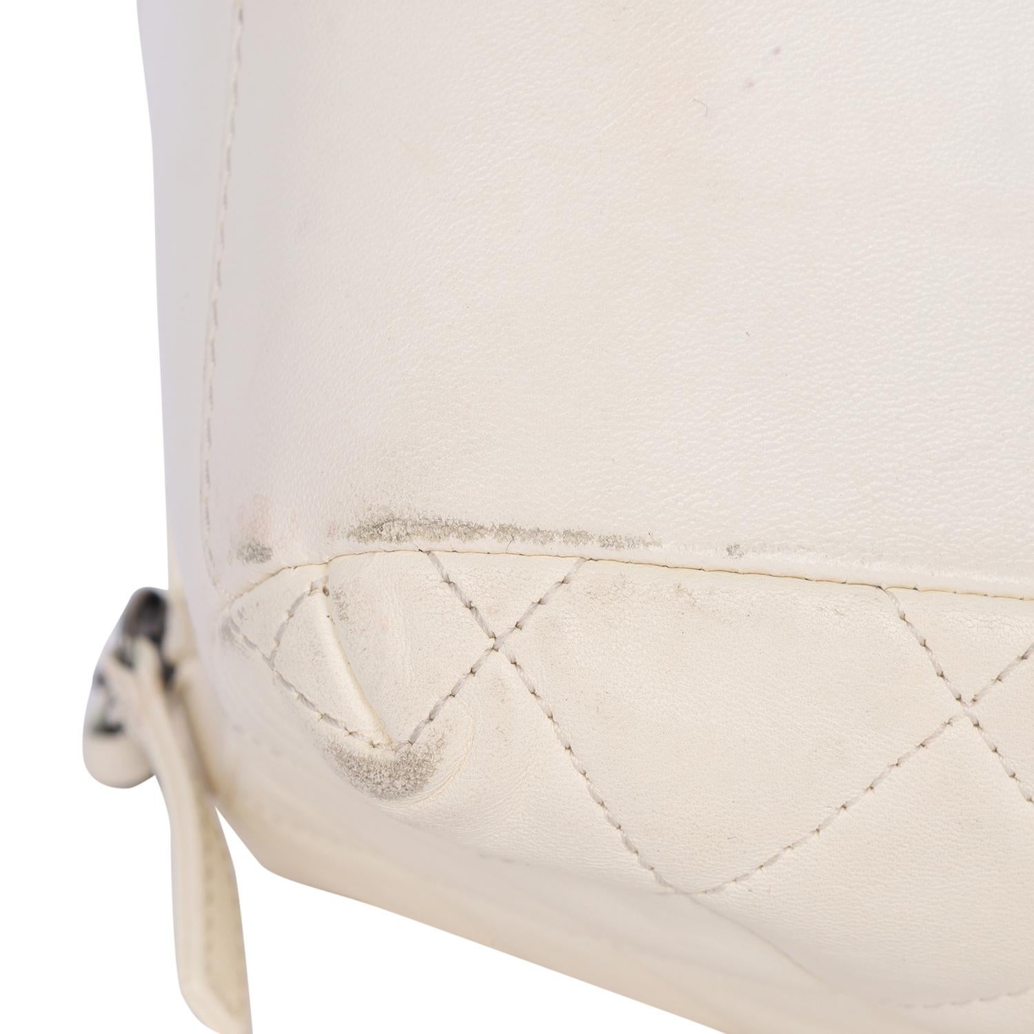 Chanel Lammfell Gesteppt Top Handle Waschtischtasche Weiß im Angebot 7