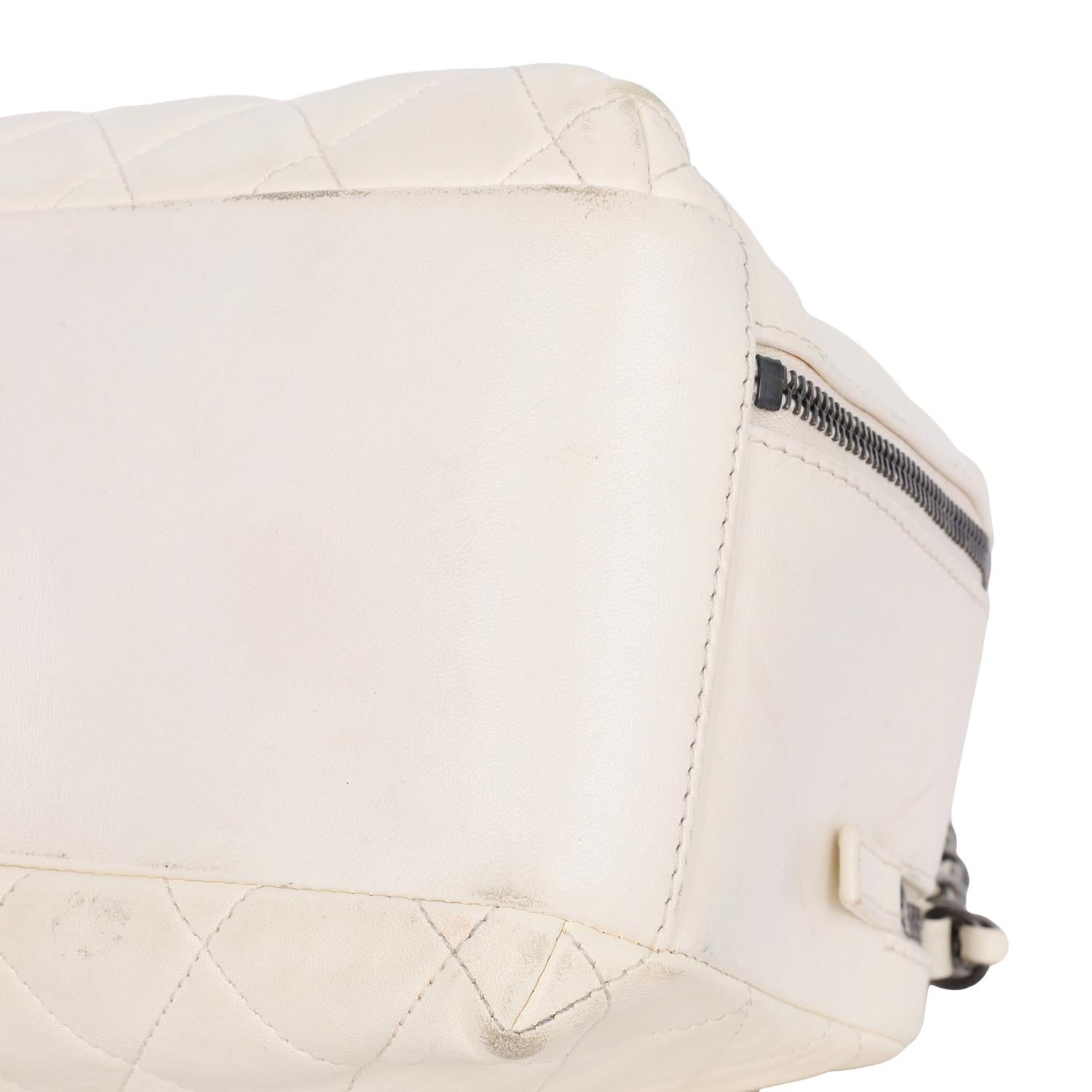 Chanel Lammfell Gesteppt Top Handle Waschtischtasche Weiß im Angebot 8