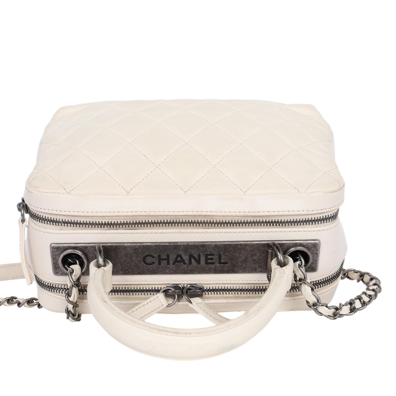 Chanel Lammfell Gesteppt Top Handle Waschtischtasche Weiß im Angebot 9