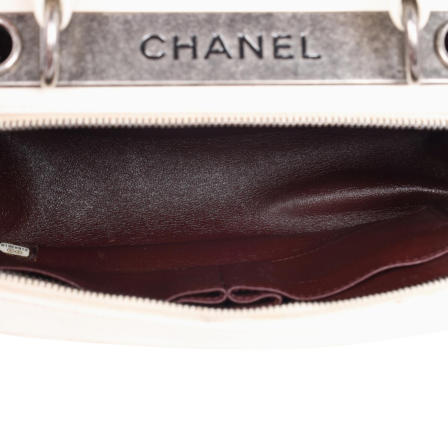 Chanel Lammfell Gesteppt Top Handle Waschtischtasche Weiß im Angebot 10