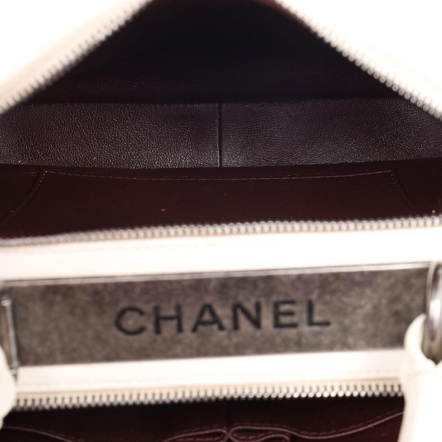 Chanel Lammfell Gesteppt Top Handle Waschtischtasche Weiß im Angebot 11