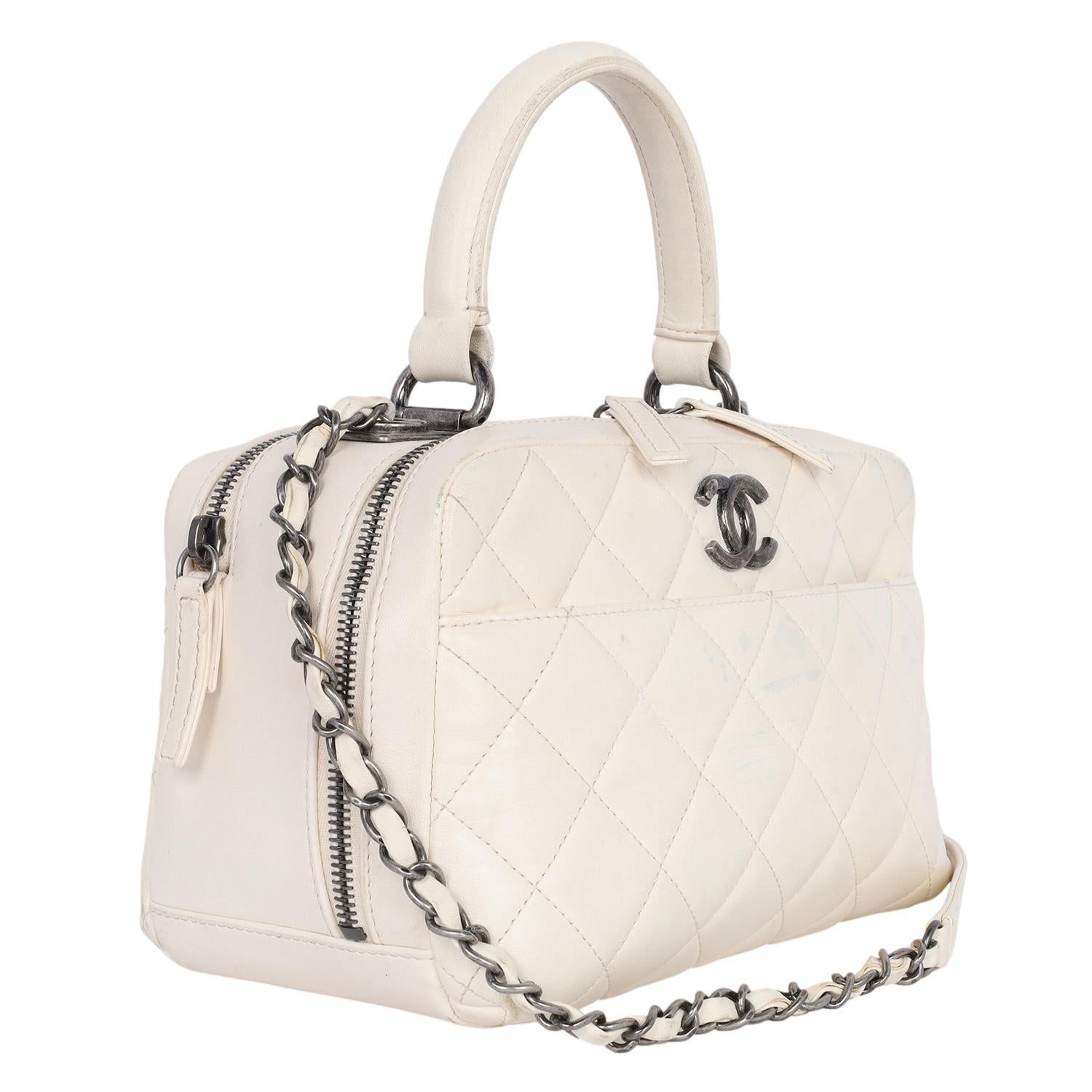 Women's Chanel Lambskin Quilted Top Handle Vanity Case White For Sale