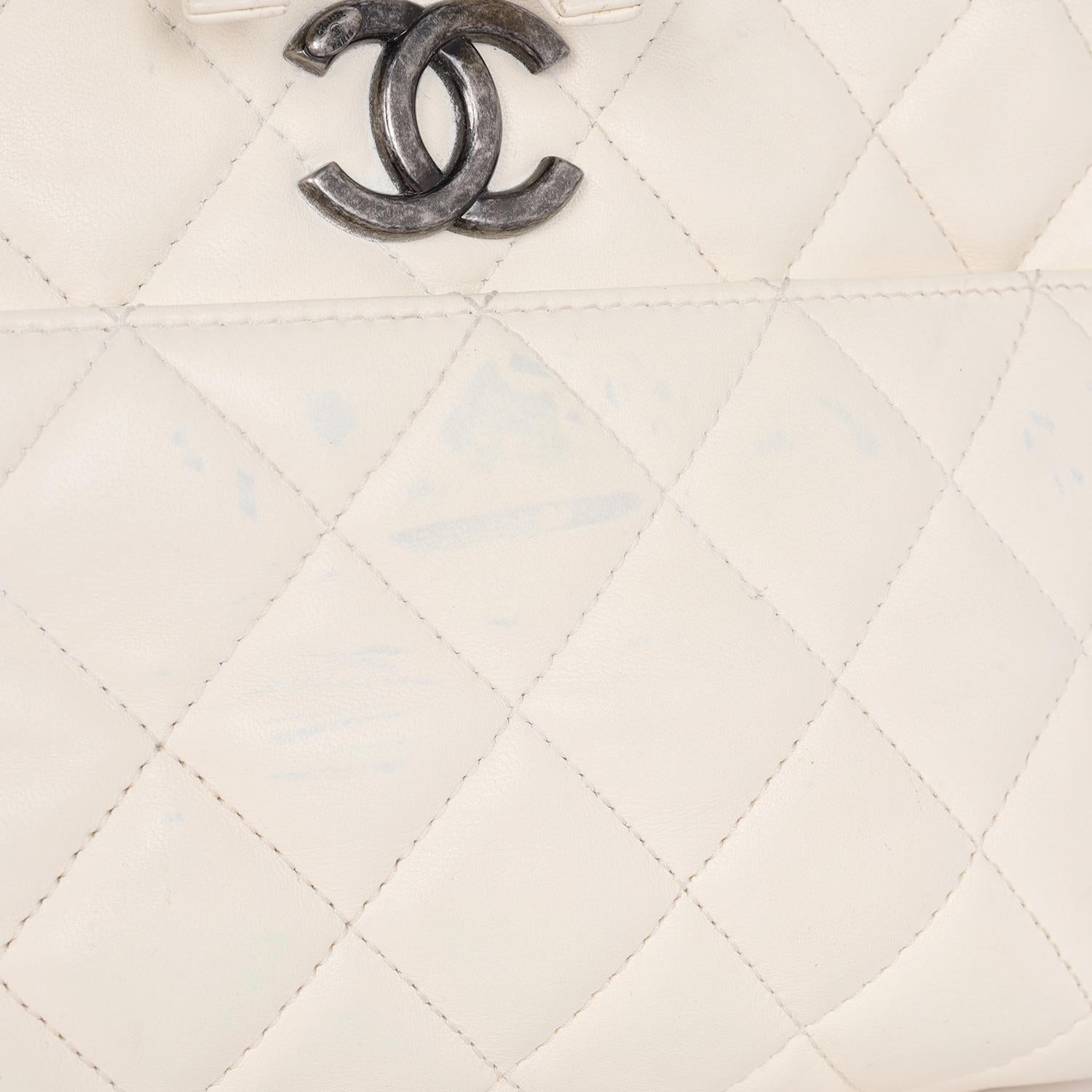Chanel Lammfell Gesteppt Top Handle Waschtischtasche Weiß im Angebot 5